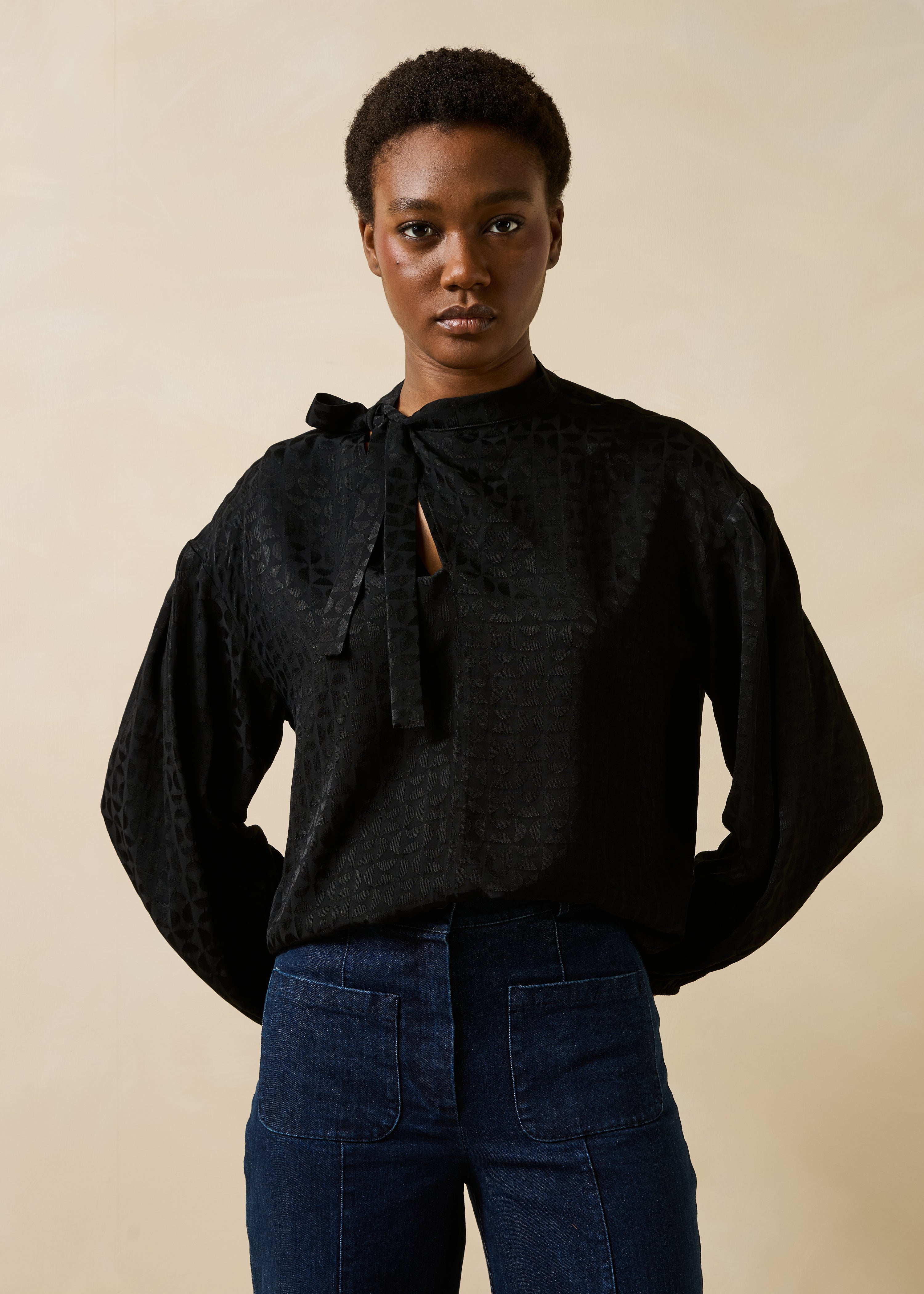 Blusa nera maniche lunghe con colletto lavallière