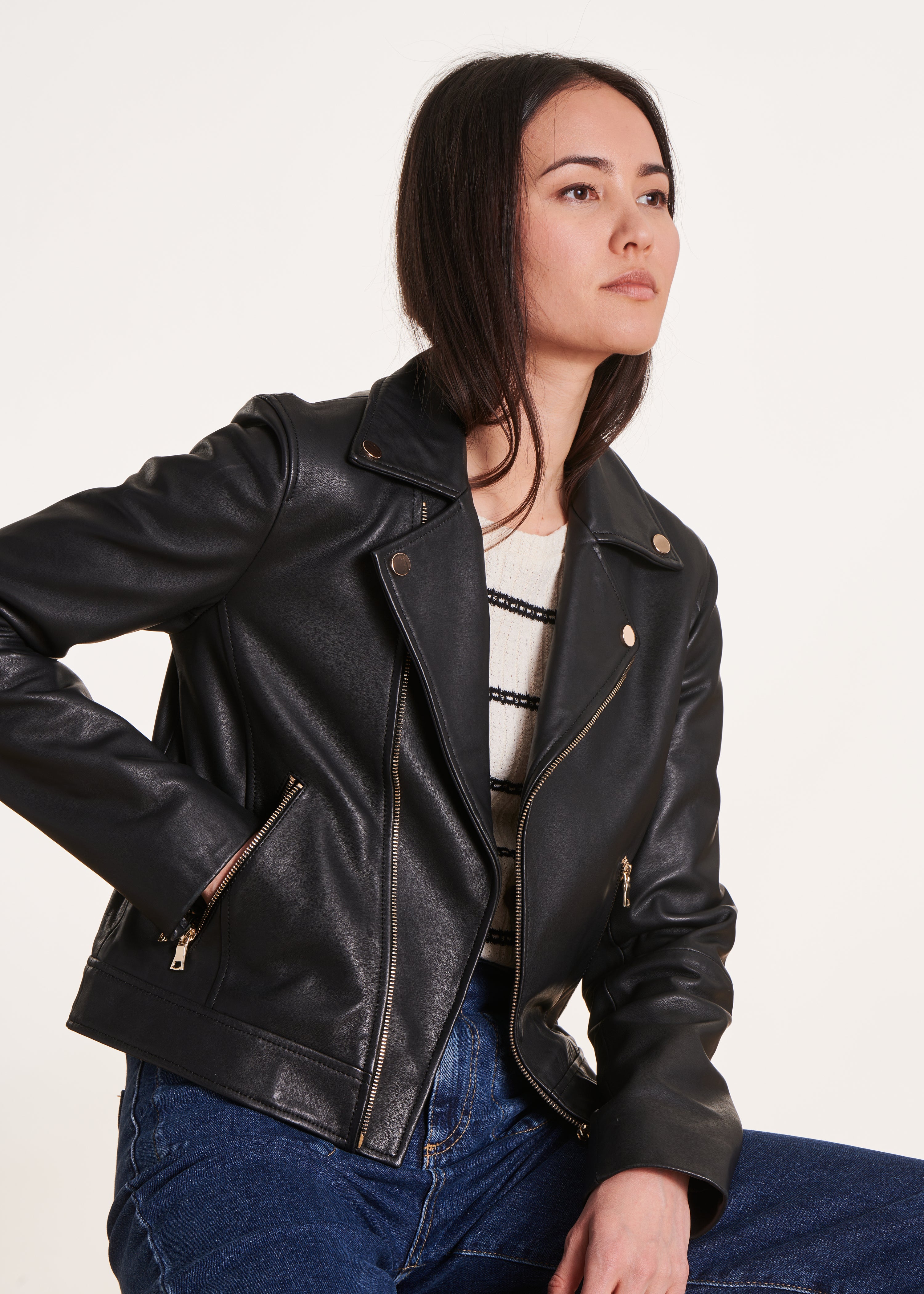 schwarz, kurze Lederjacke im Biker-Stil