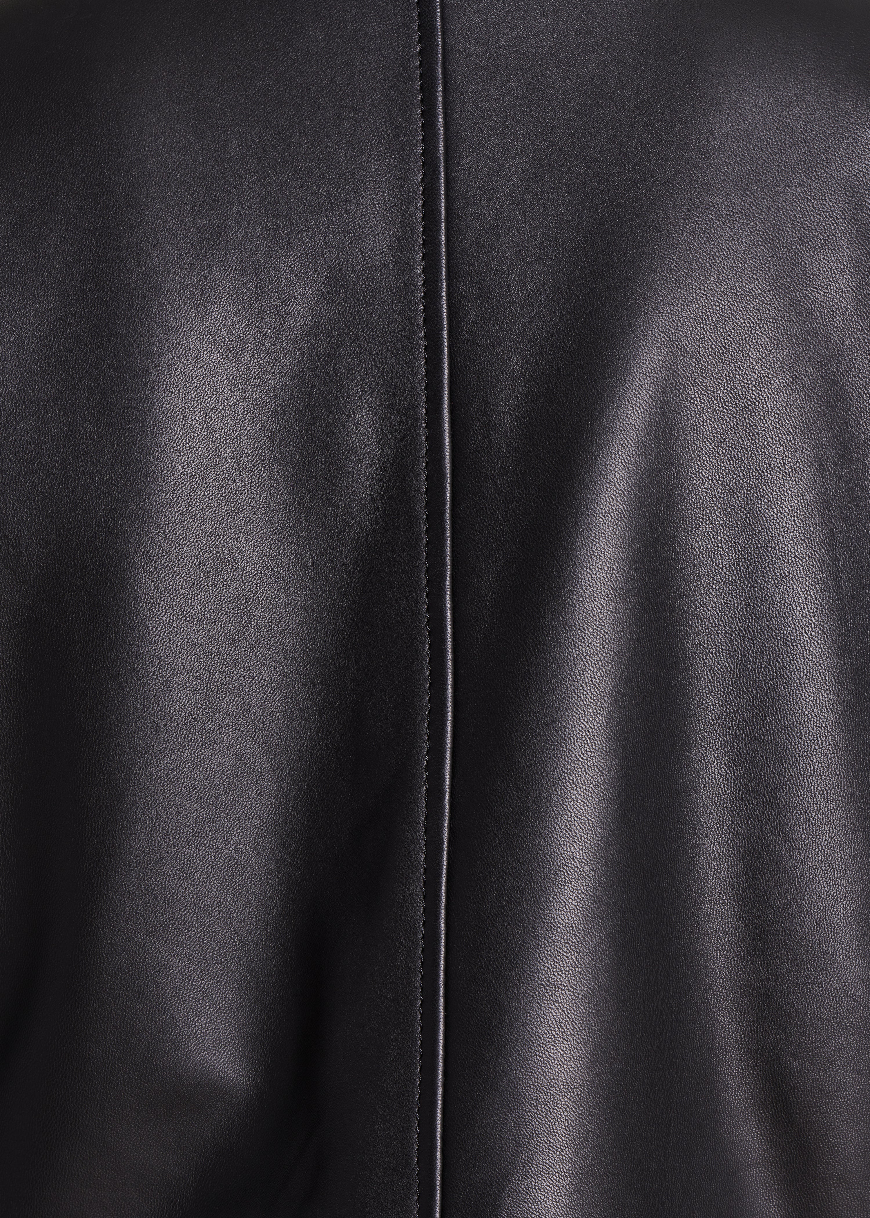 schwarz, kurze Lederjacke im Biker-Stil