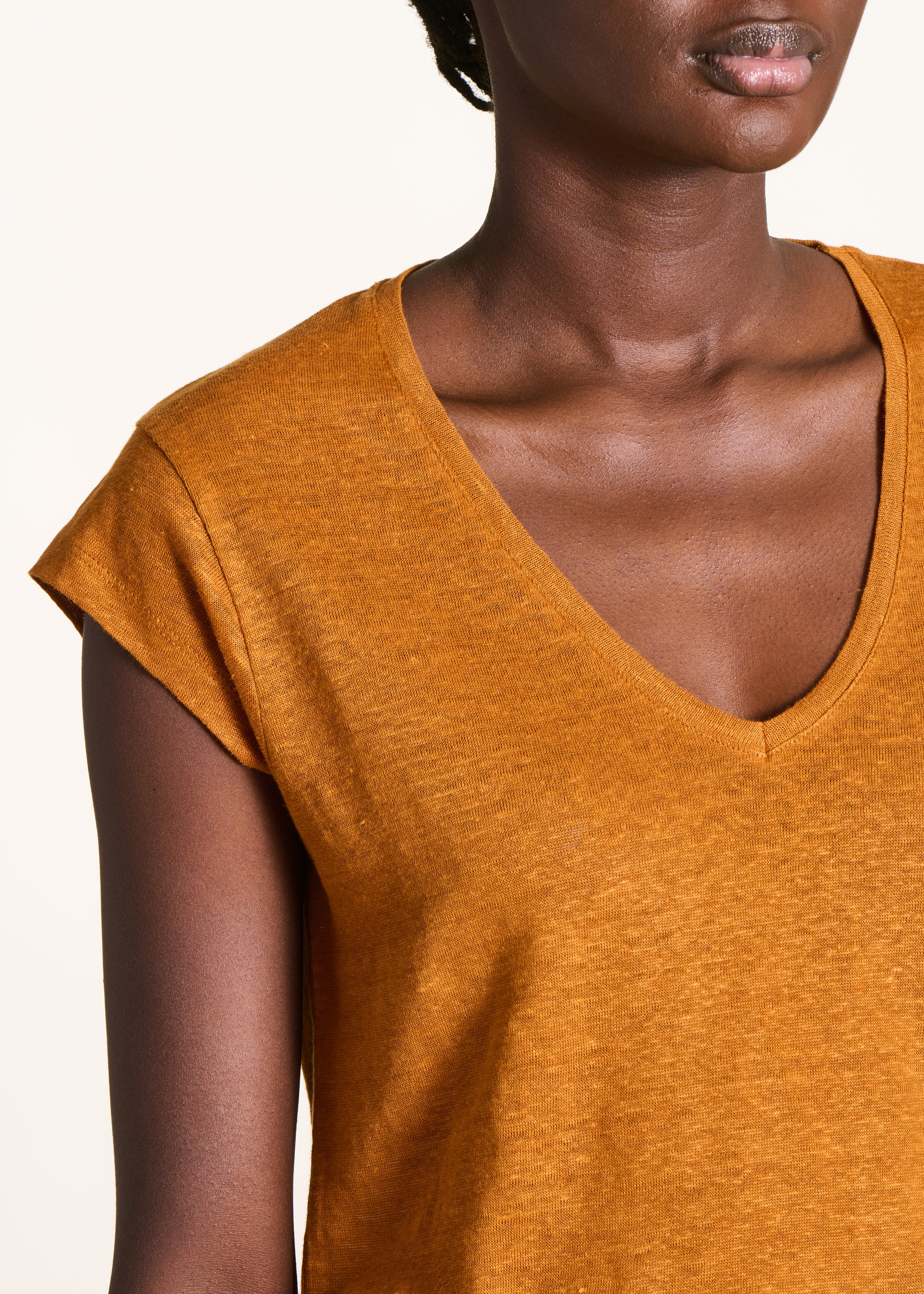 Camiseta ocre de lino manga corta