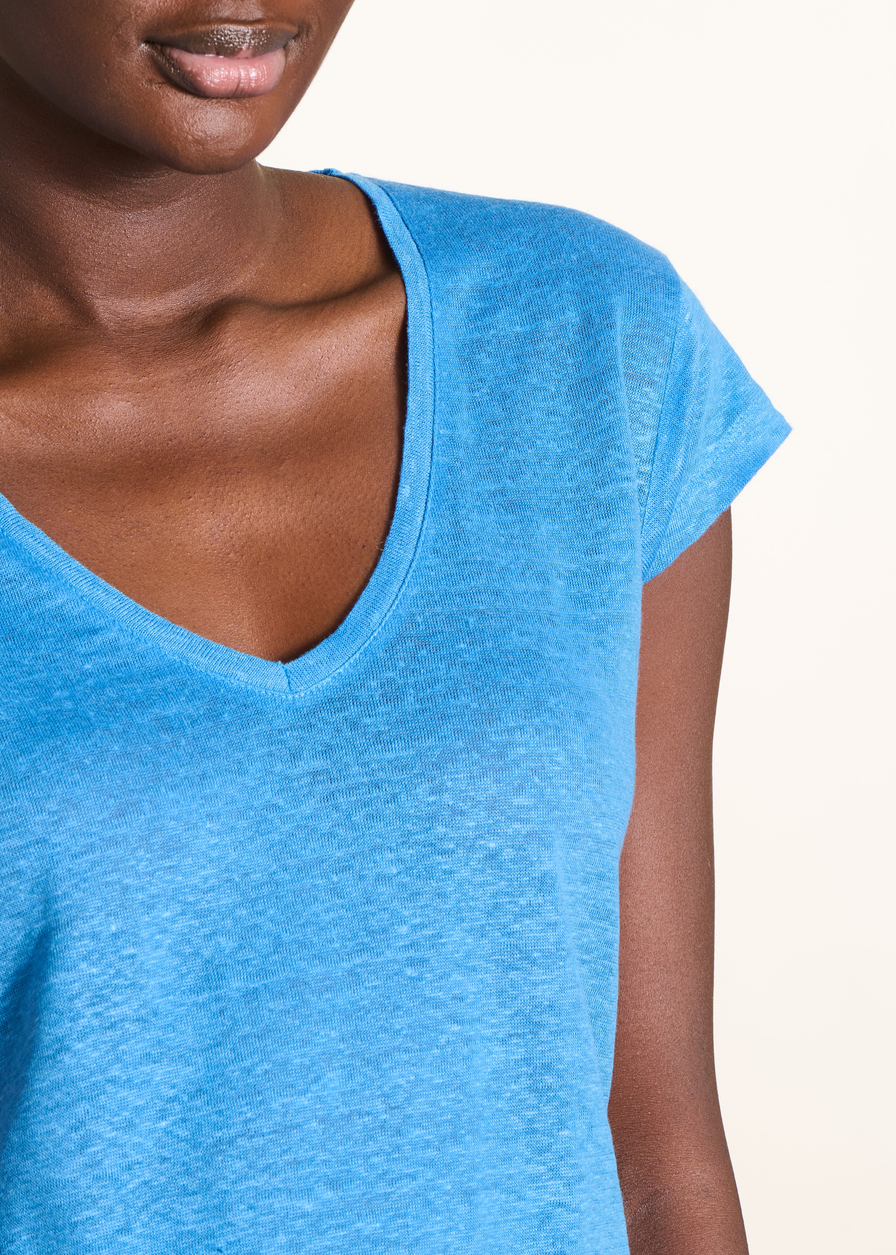 Blaues Leinen-T-Shirt mit kurzen Ärmeln