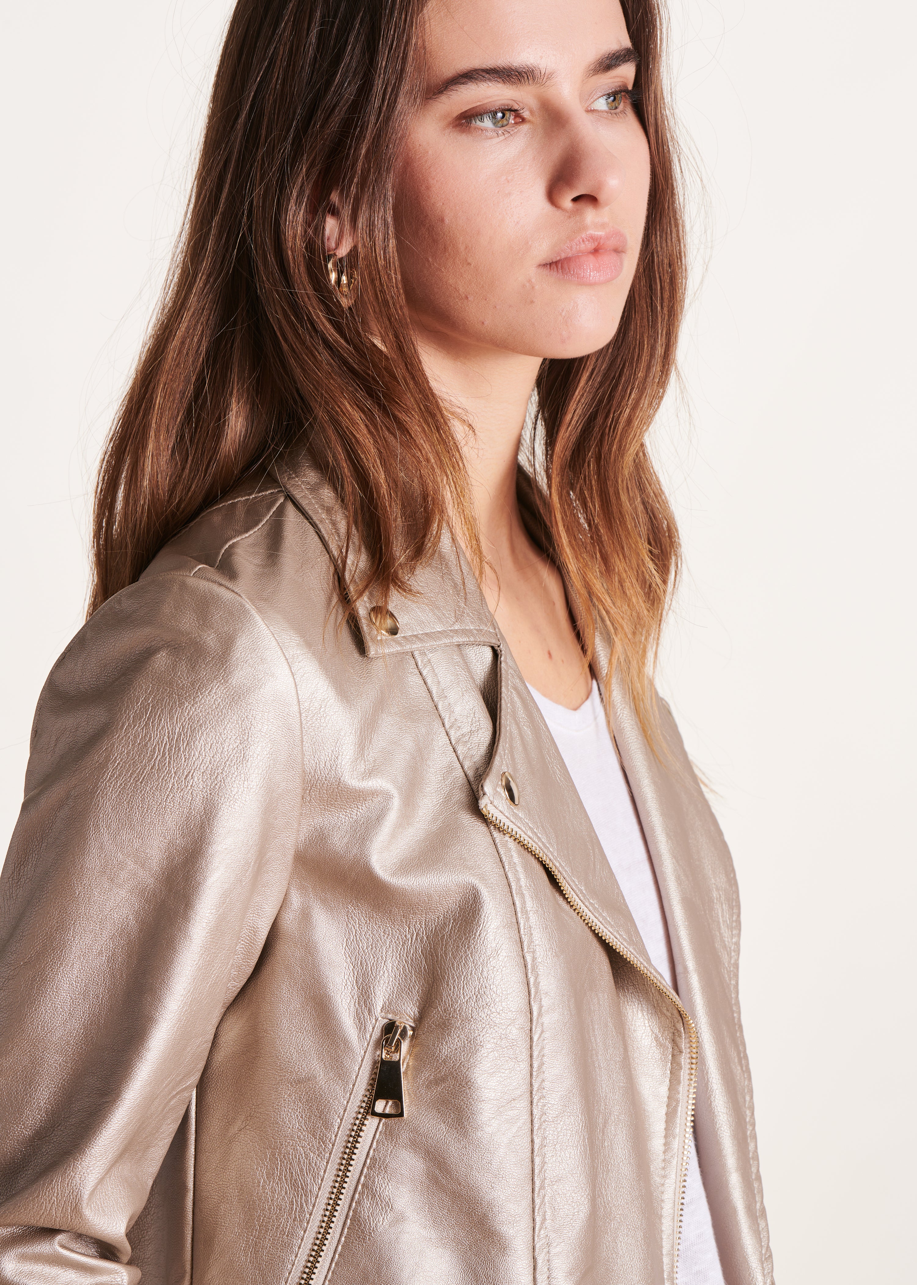 Beigefarbene, irisierende, kurze Jacke im Biker-Stil