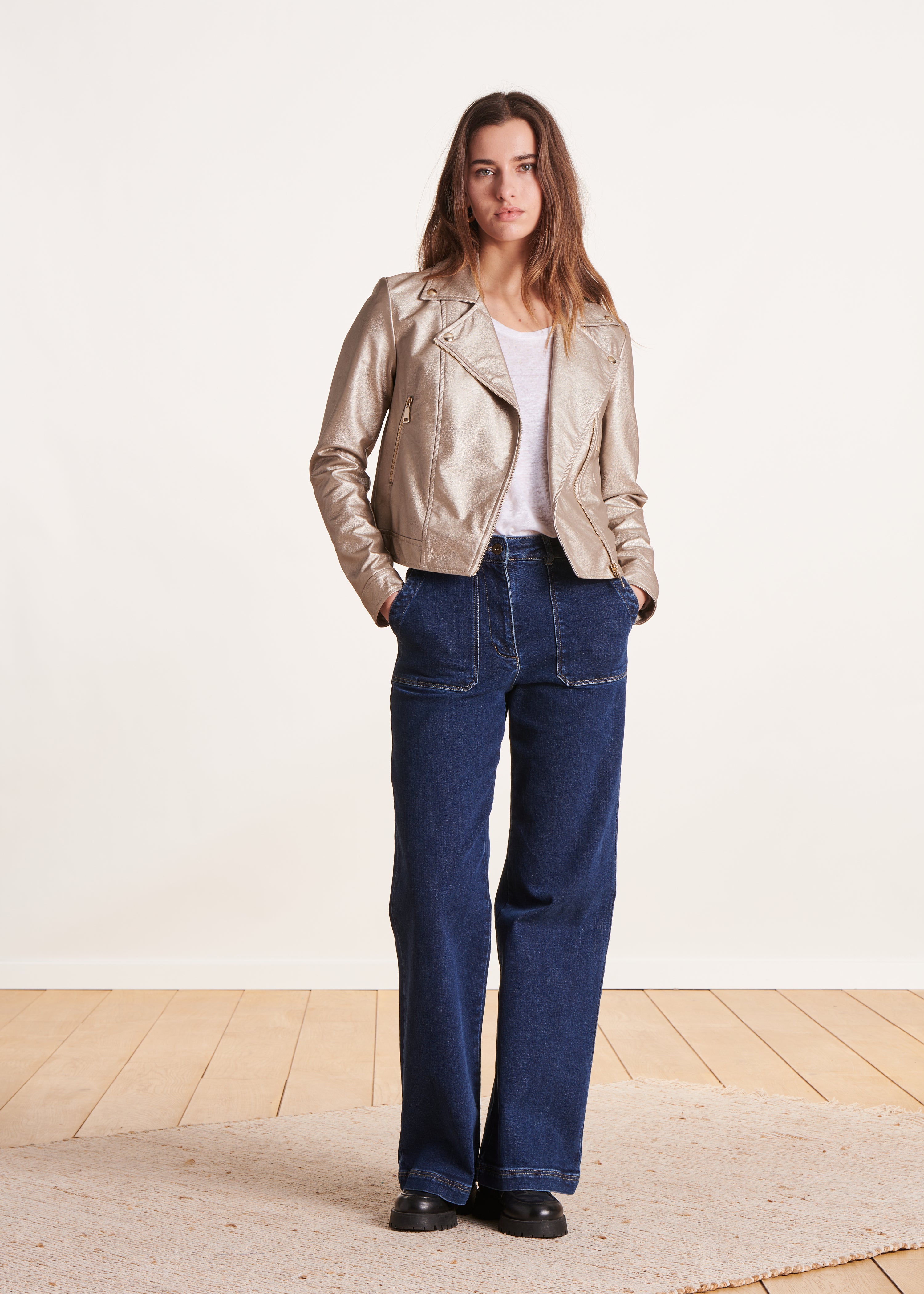 Beigefarbene, irisierende, kurze Jacke im Biker-Stil