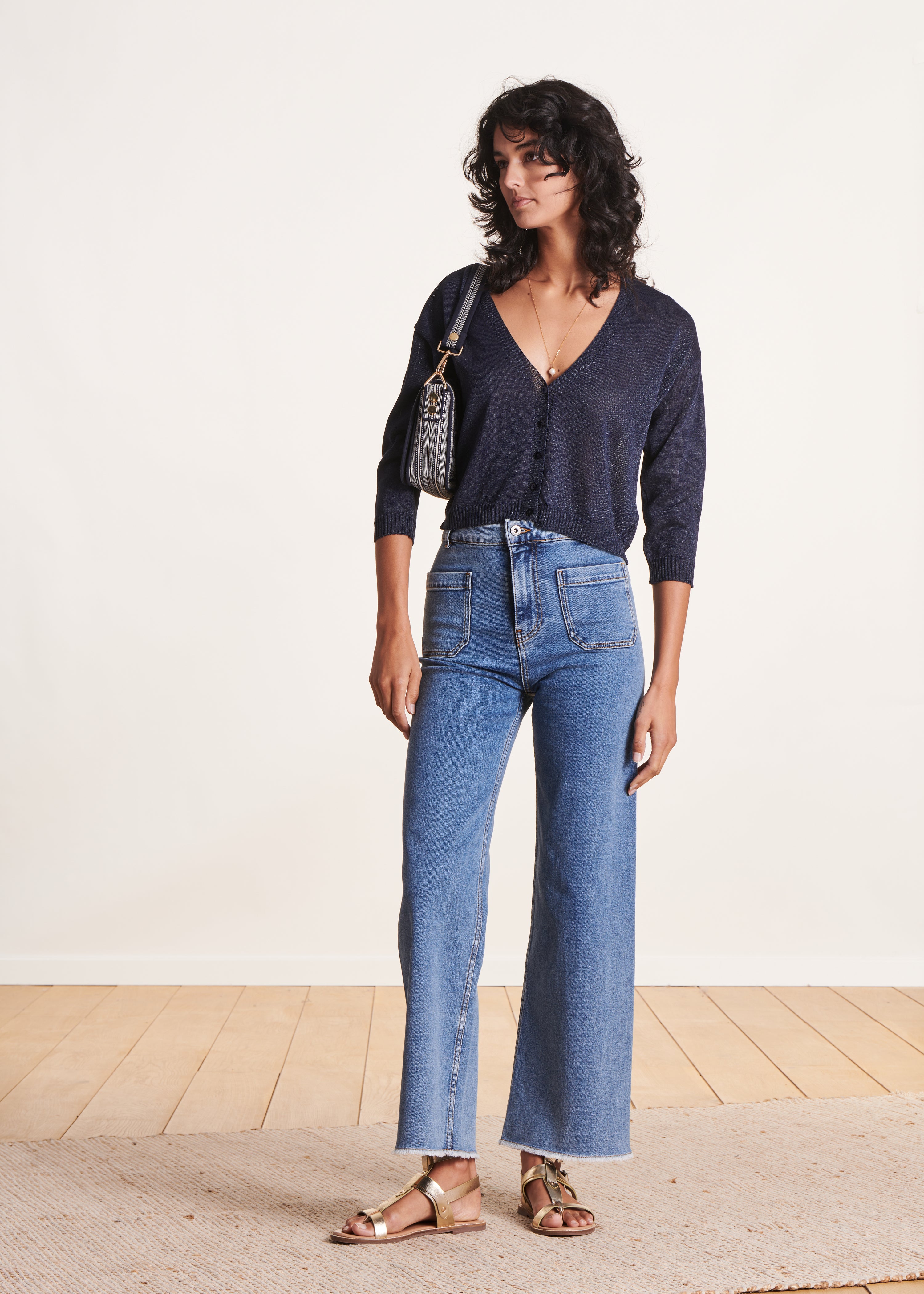 Kort marineblauw vest met lange mouwen en V-hals