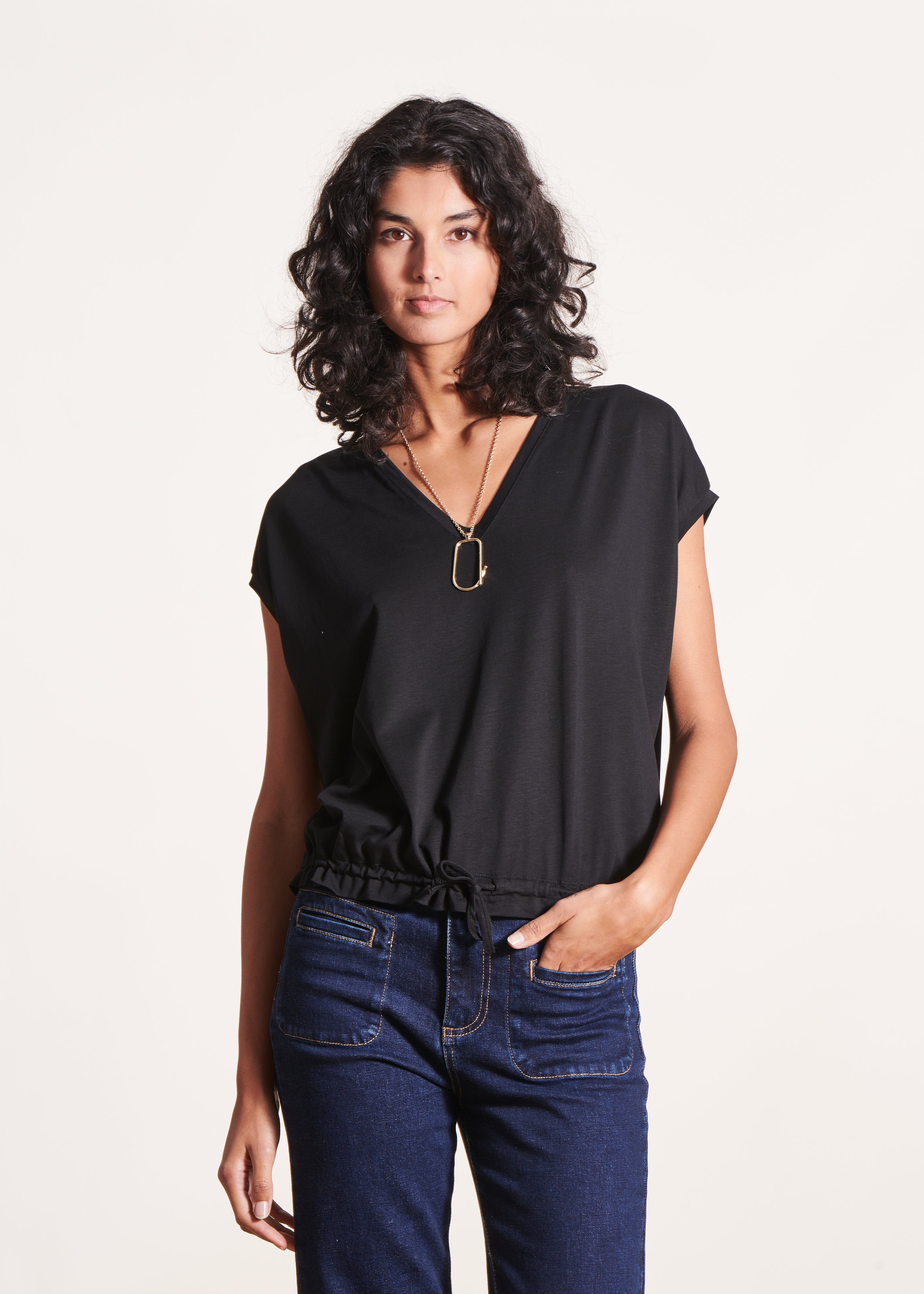 T-shirt blusada preto em lyocell mangas curtas