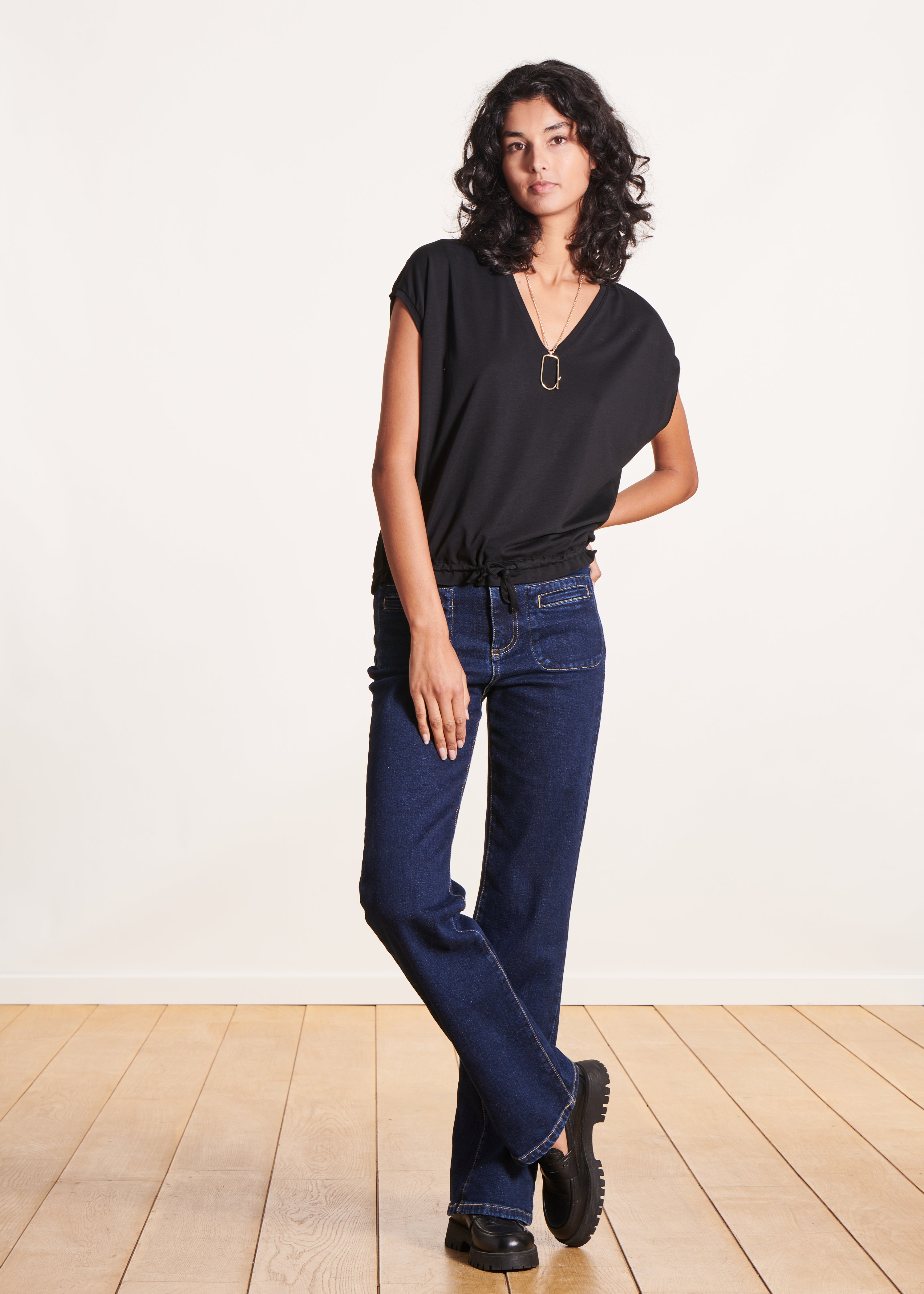 T-shirt blusada preto em lyocell mangas curtas
