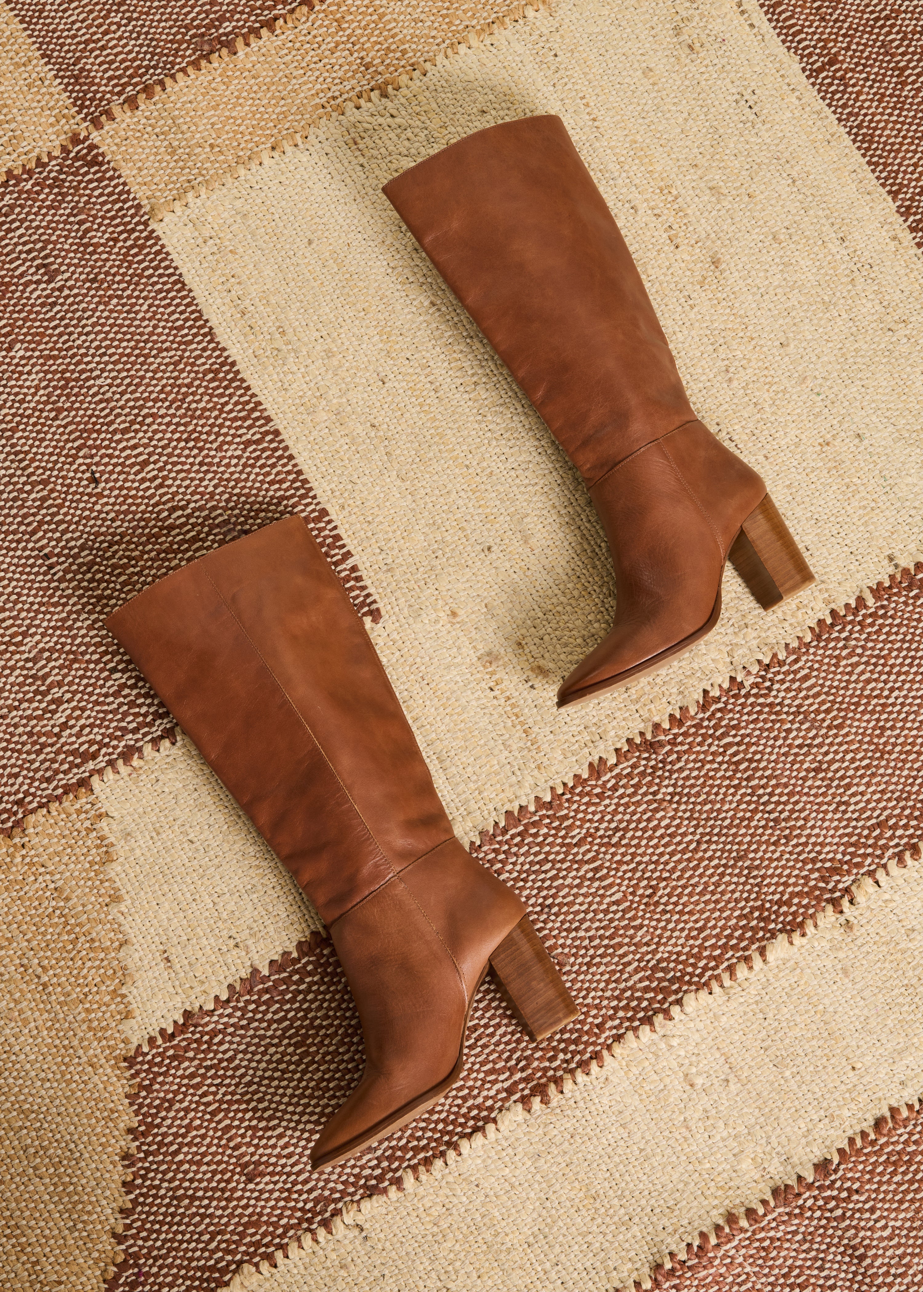 Stiefel mit Absätzen aus cognacfarbenem Leder