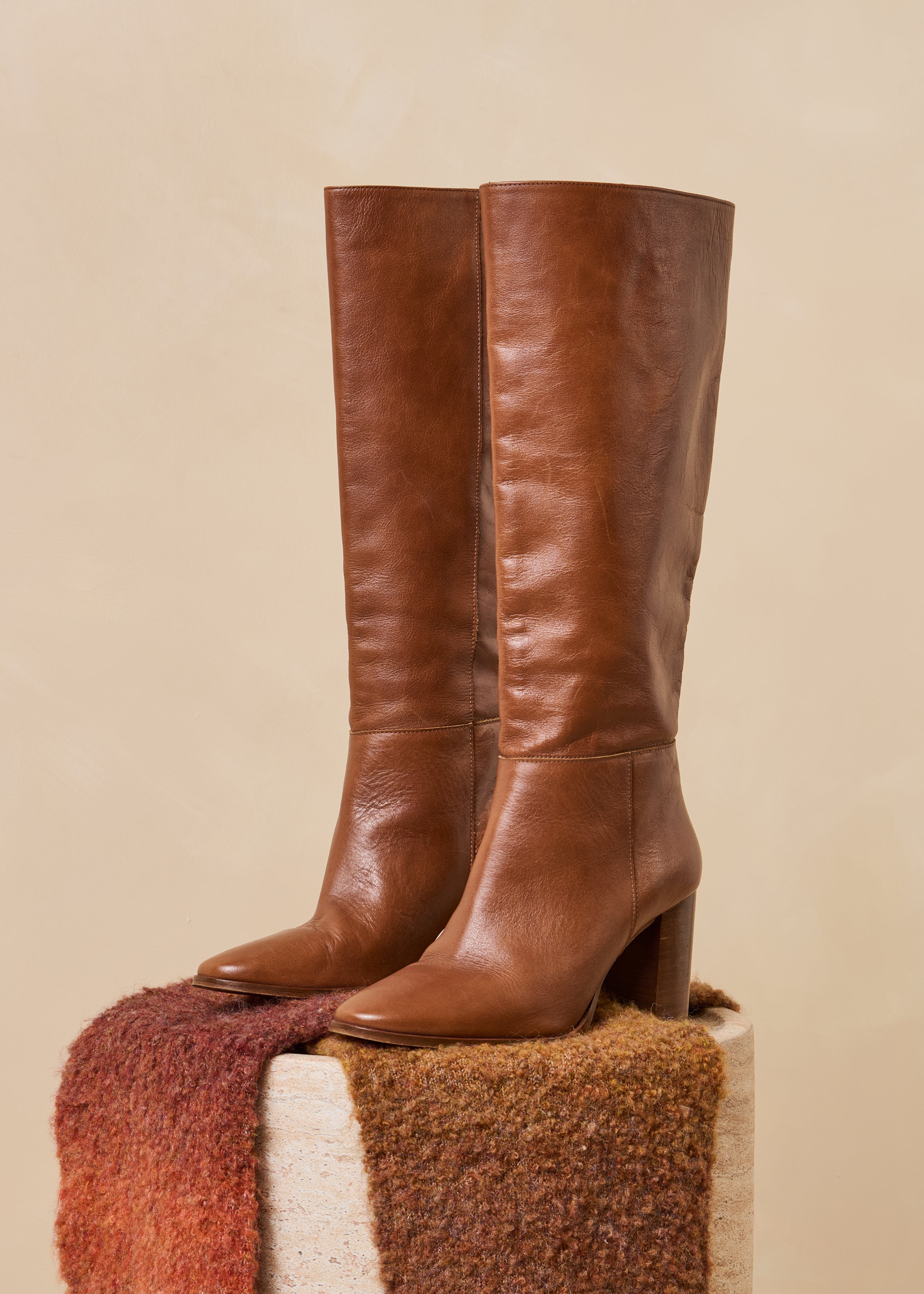 Stiefel mit Absätzen aus cognacfarbenem Leder