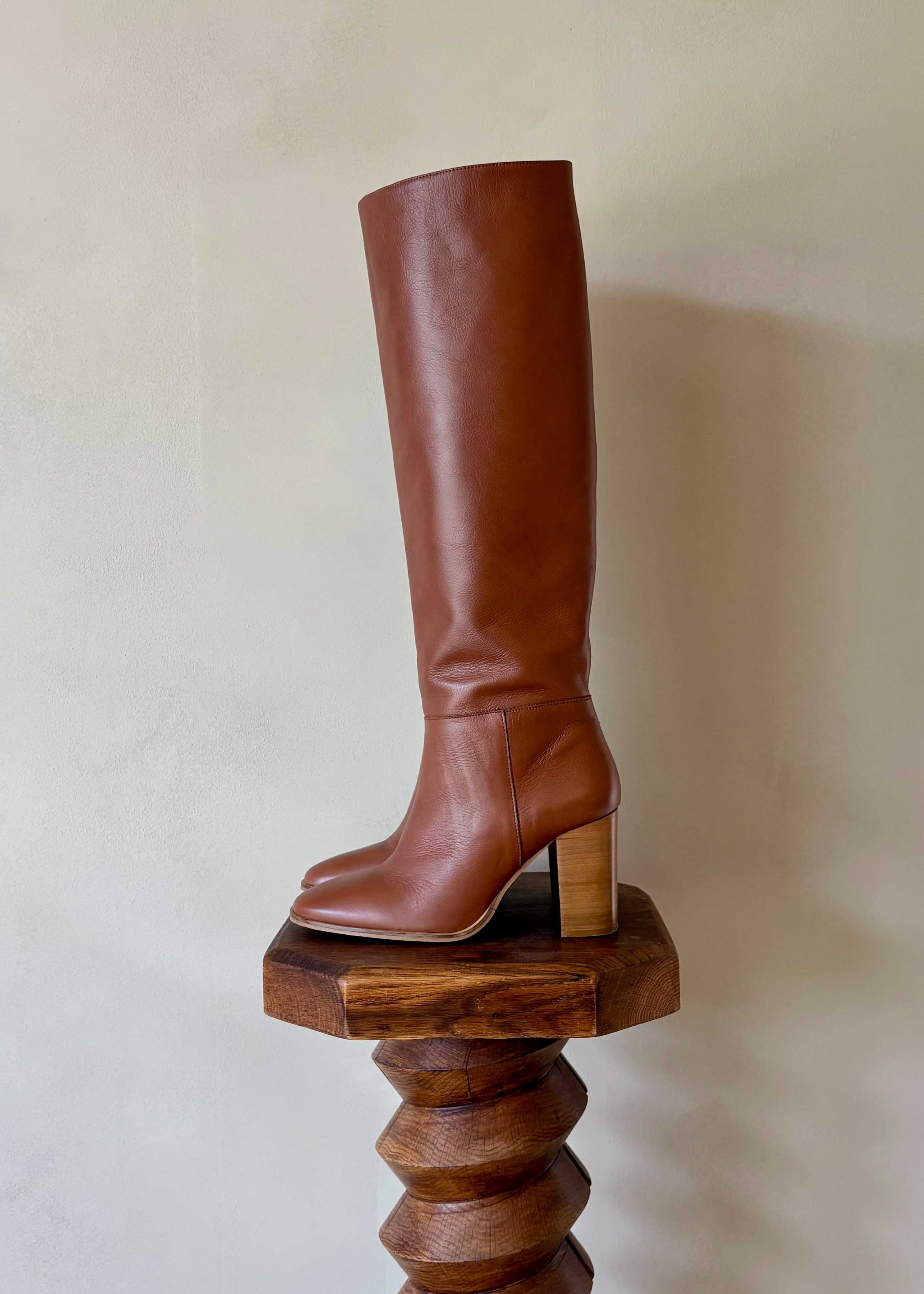 Stiefel mit Absätzen aus cognacfarbenem Leder