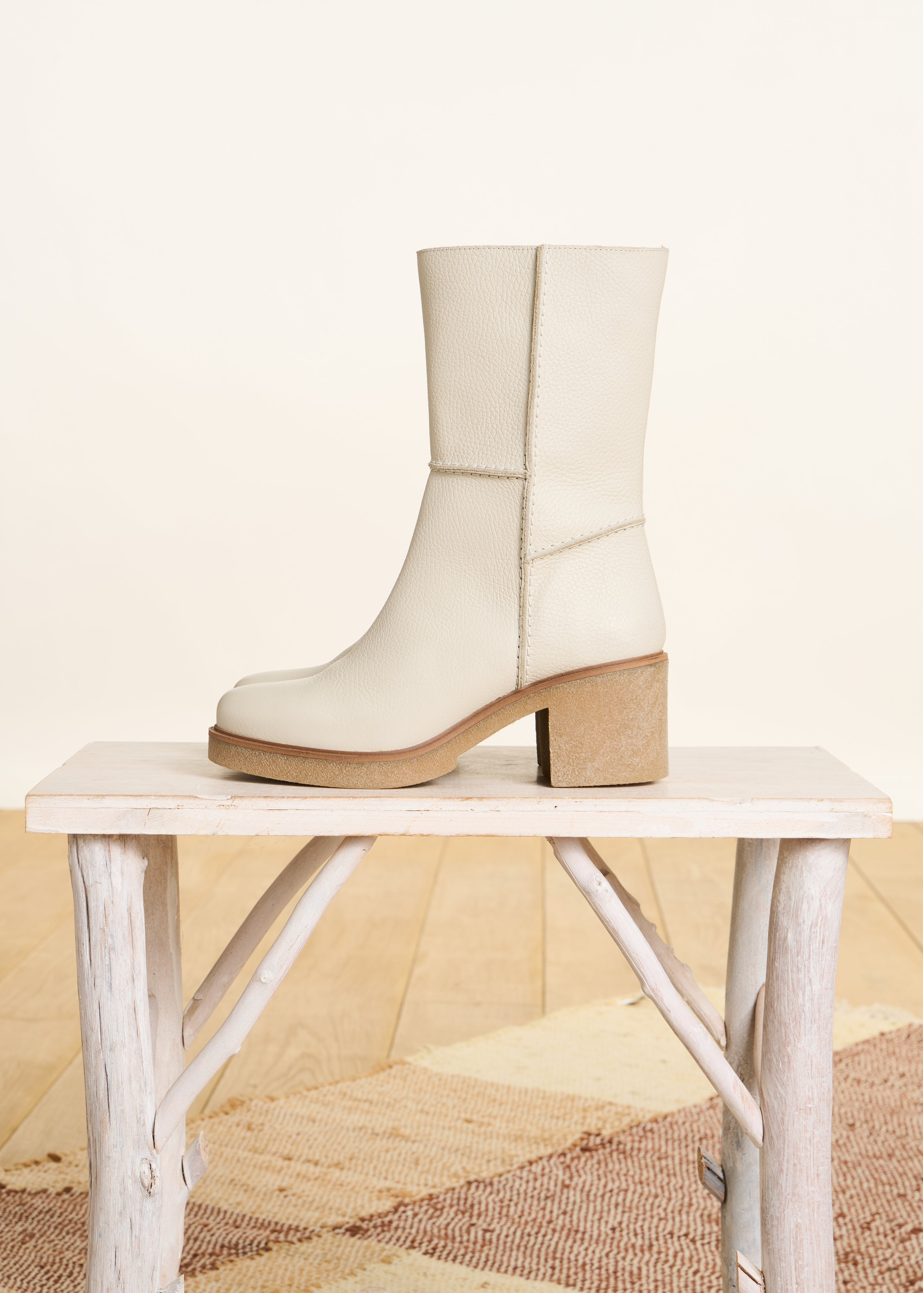 Bottines mi-mollet en cuir écru