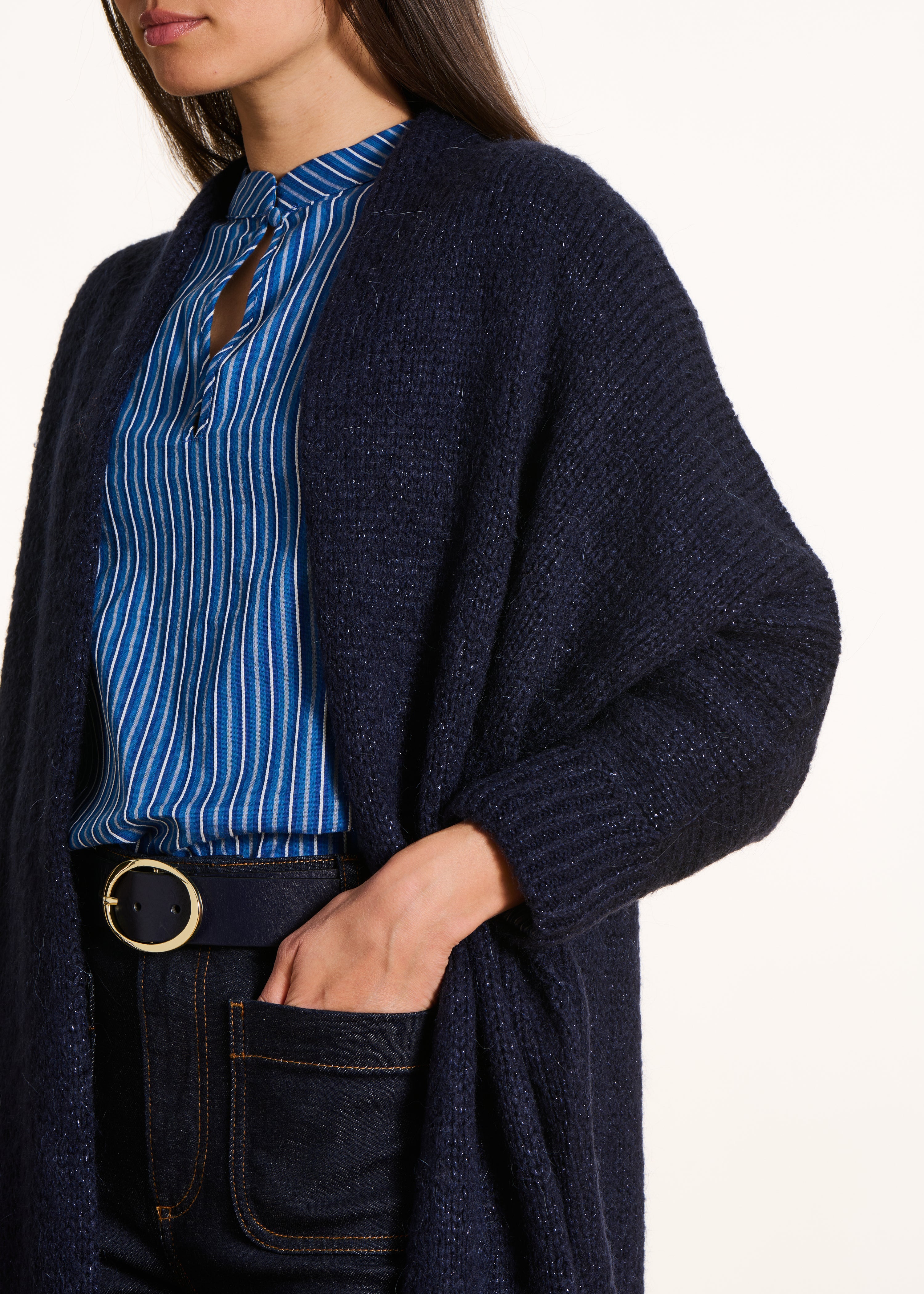 Marineblaue, halblange Oversize-Weste aus irisierender Maschenware