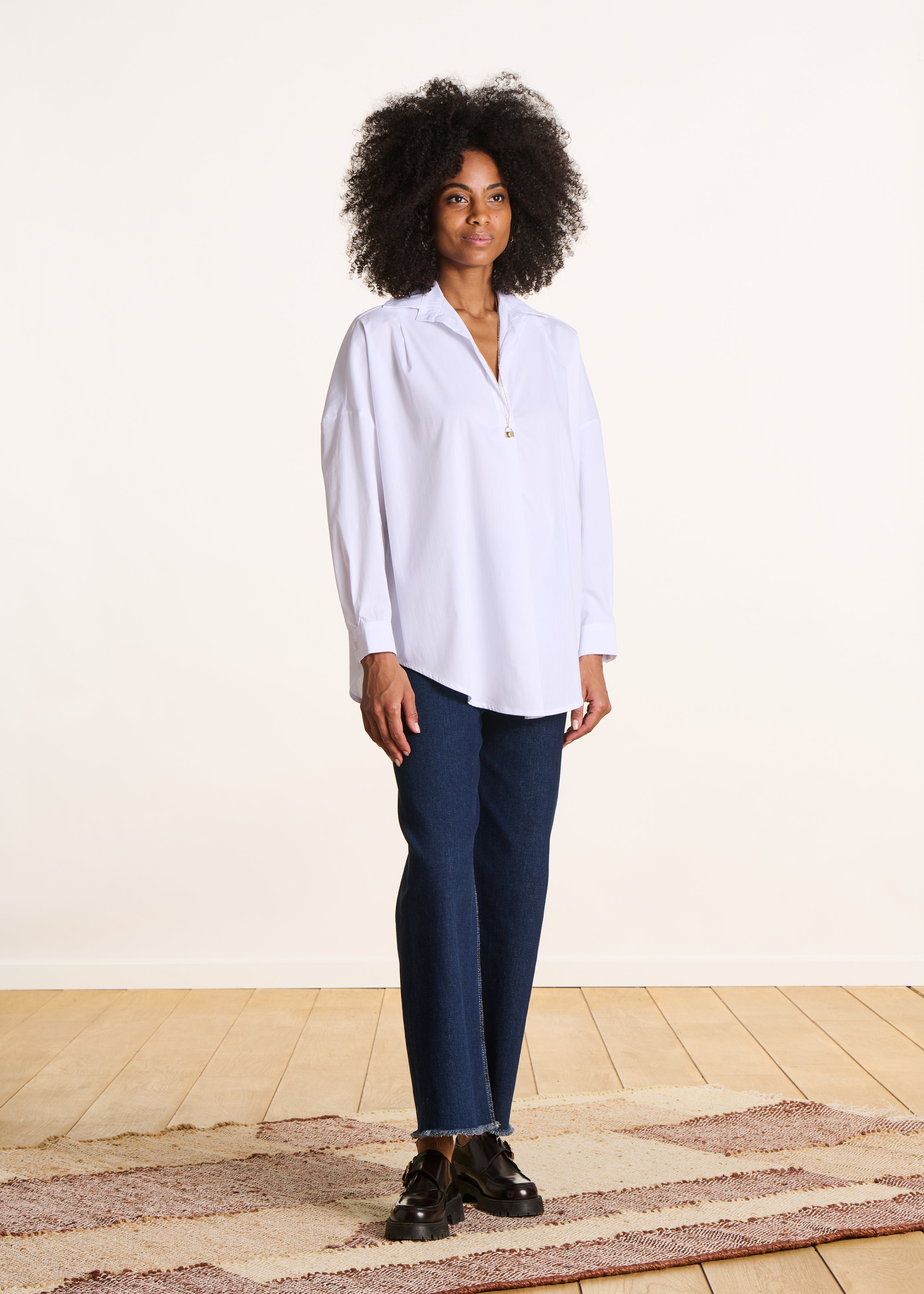 Loose white blouse in cotton poplin