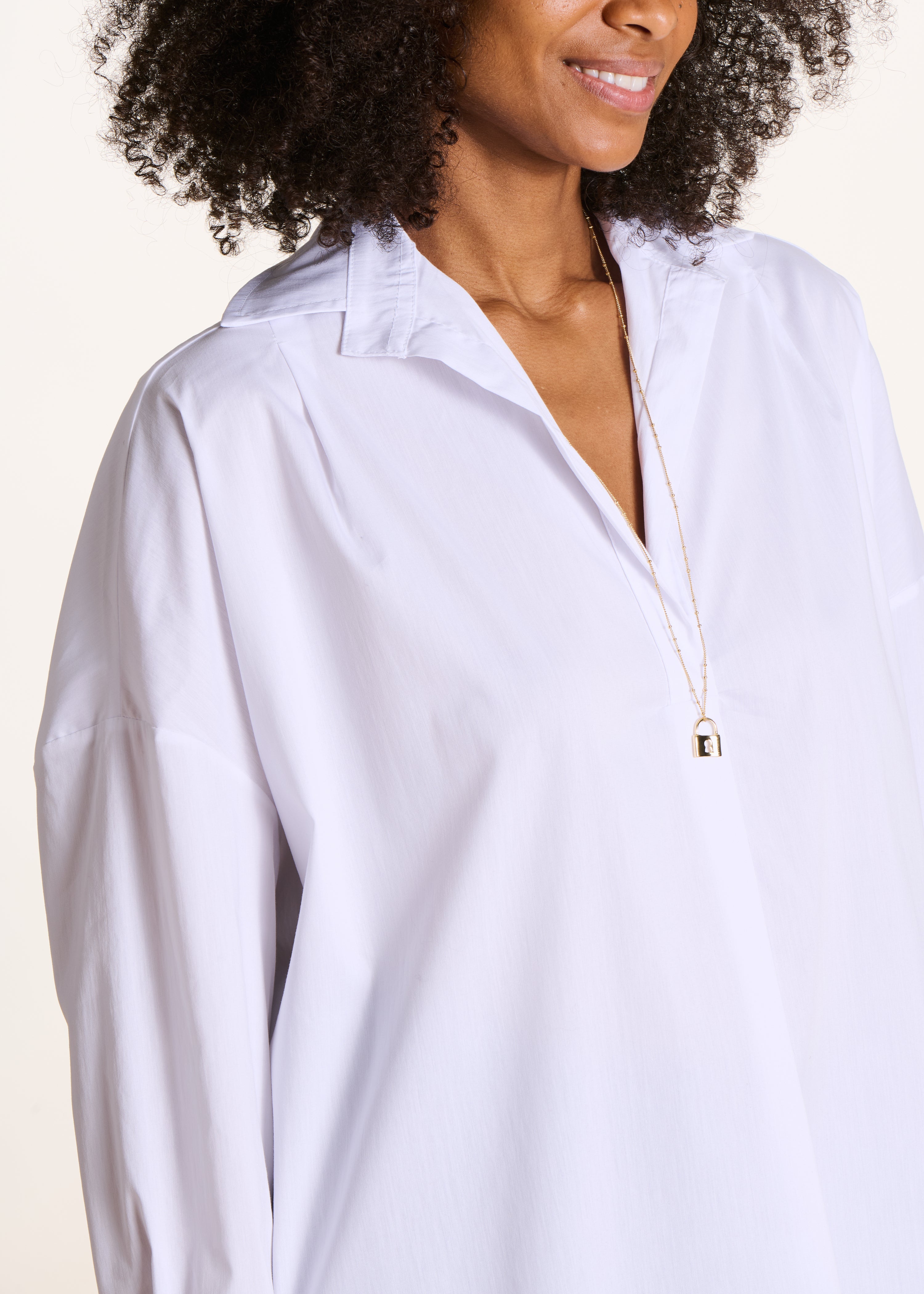 Loose white blouse in cotton poplin
