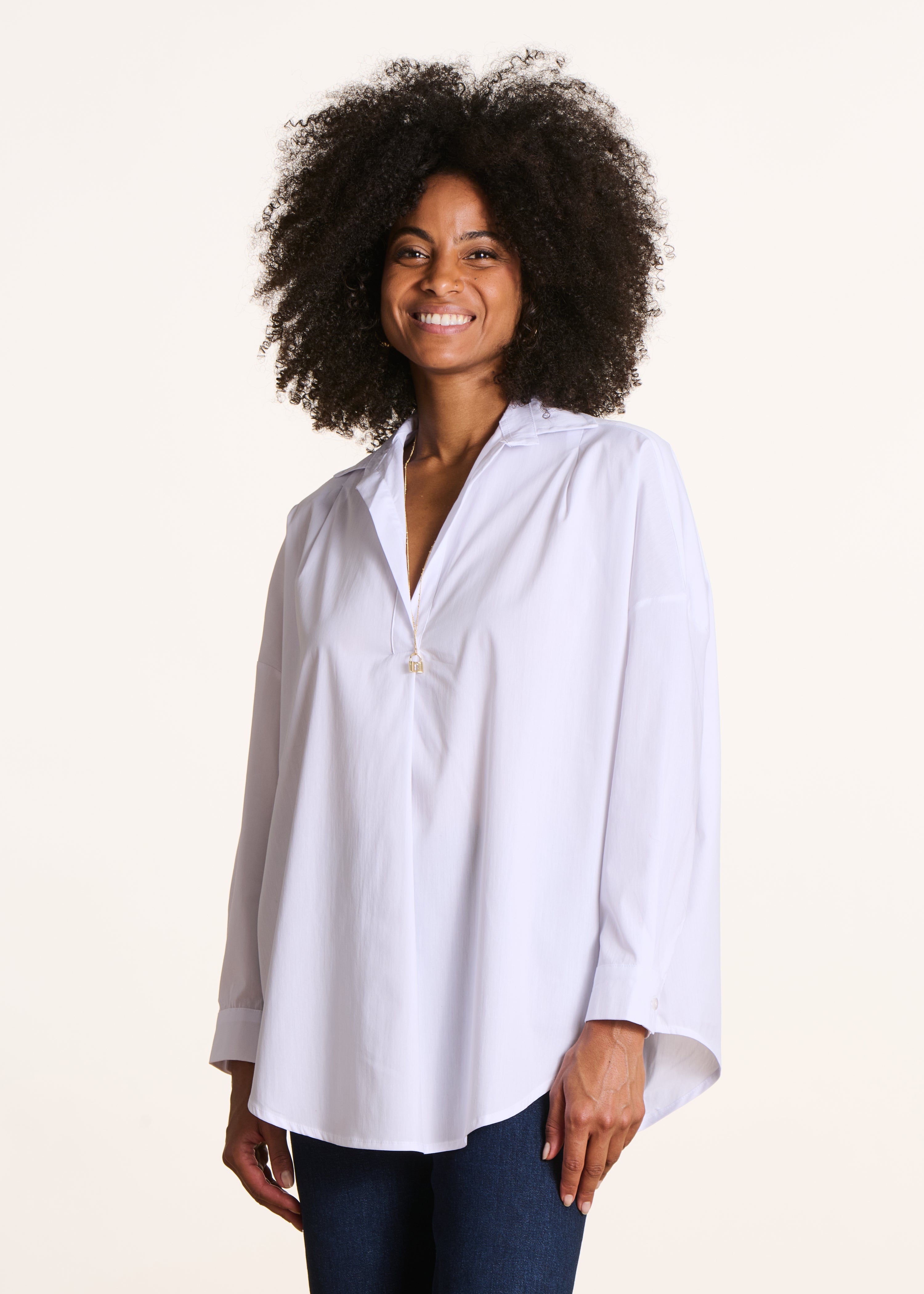 Loose white blouse in cotton poplin