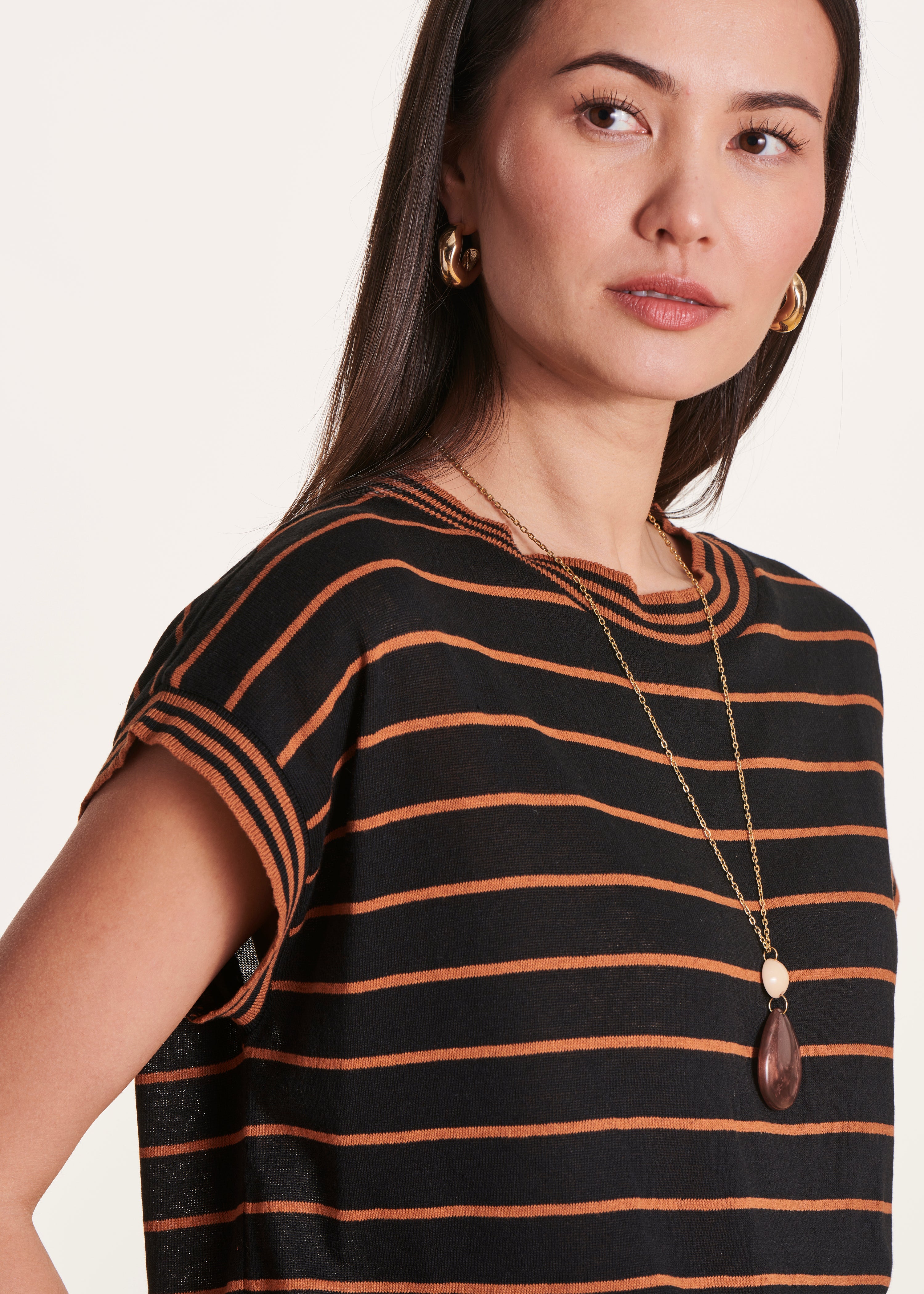 Camisola às riscas preto, mangas curtas, decote redondo