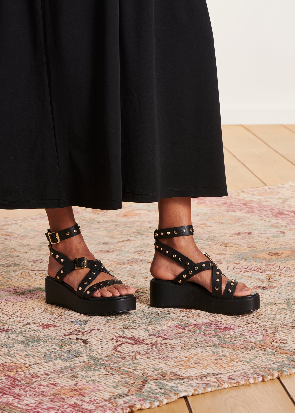Sandales noires cloutées en cuir à plateforme