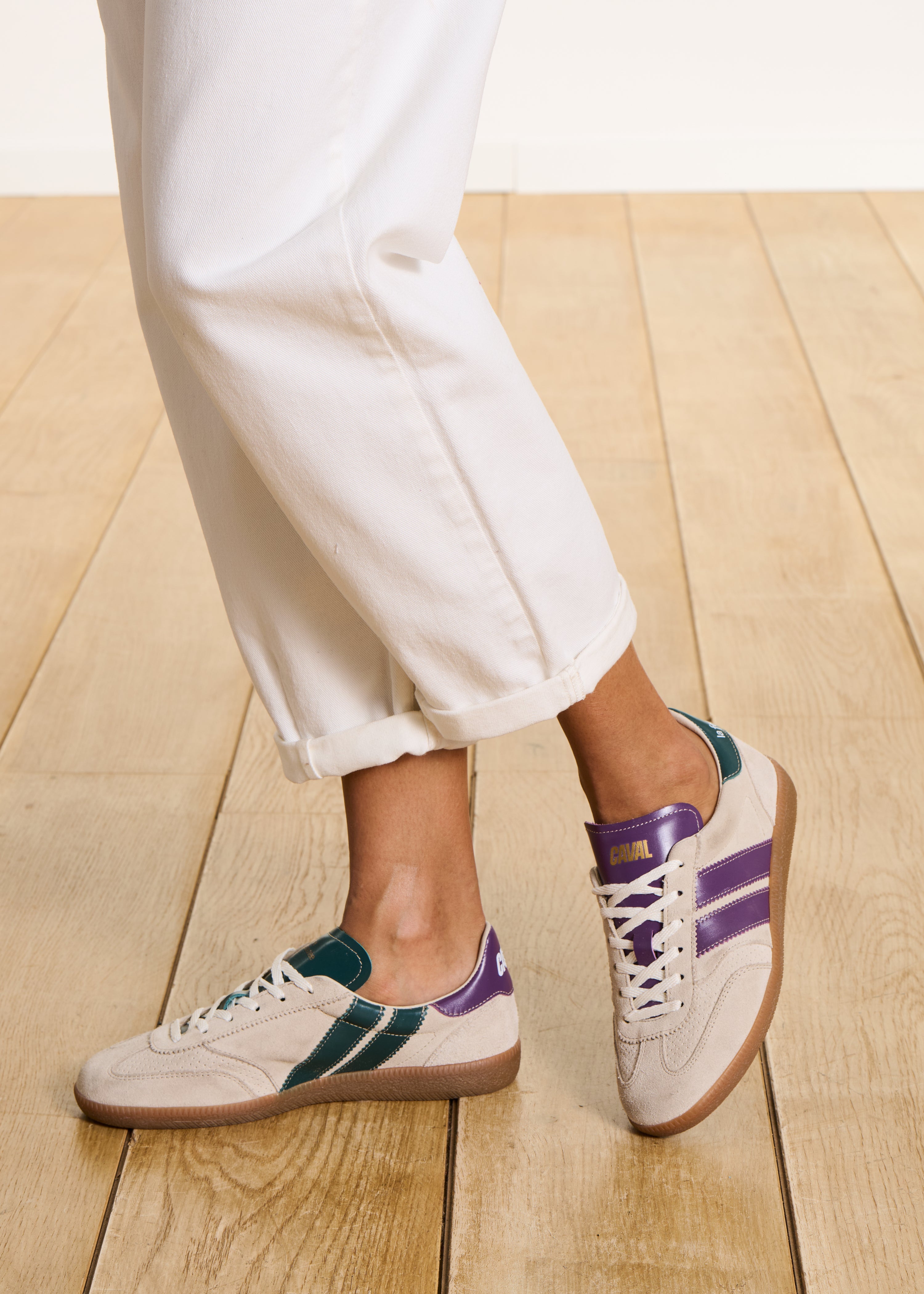 Asymmetrische beige Leder-Sneaker