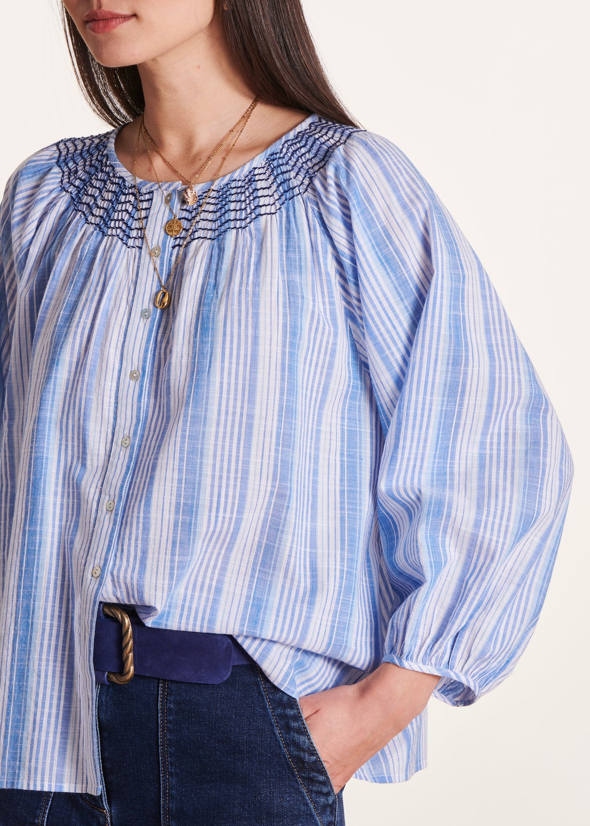 Lockere, blau gestreifte Bluse mit Stickereien