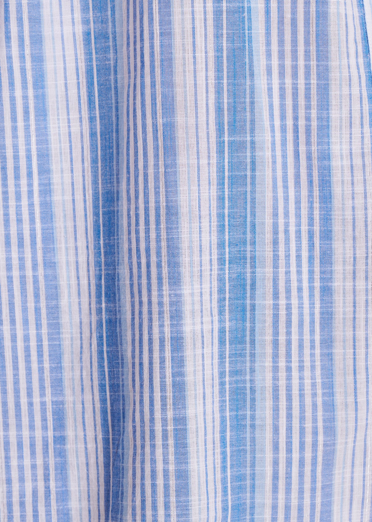 Lockere, blau gestreifte Bluse mit Stickereien