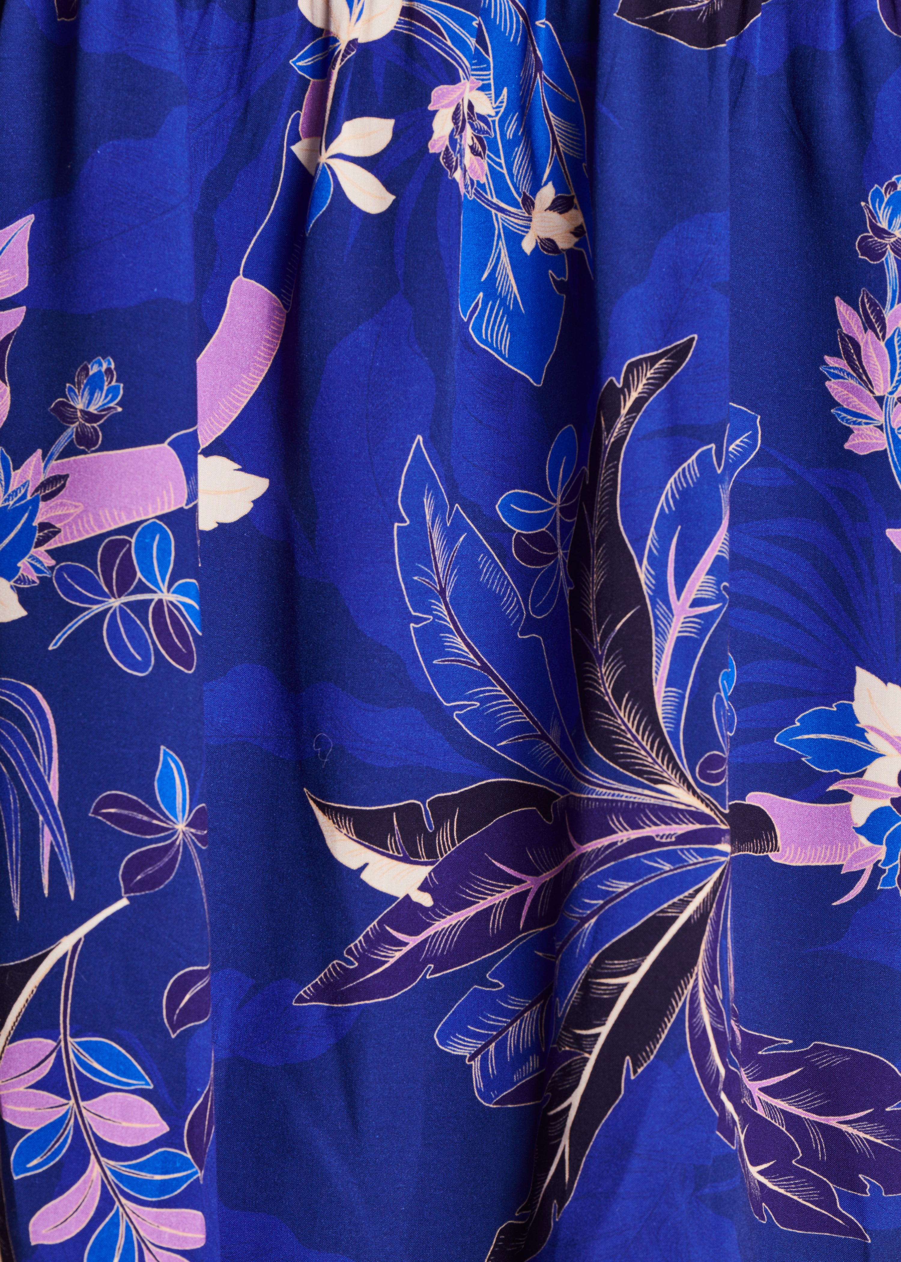 Fließende königsblaue Bluse mit Druck