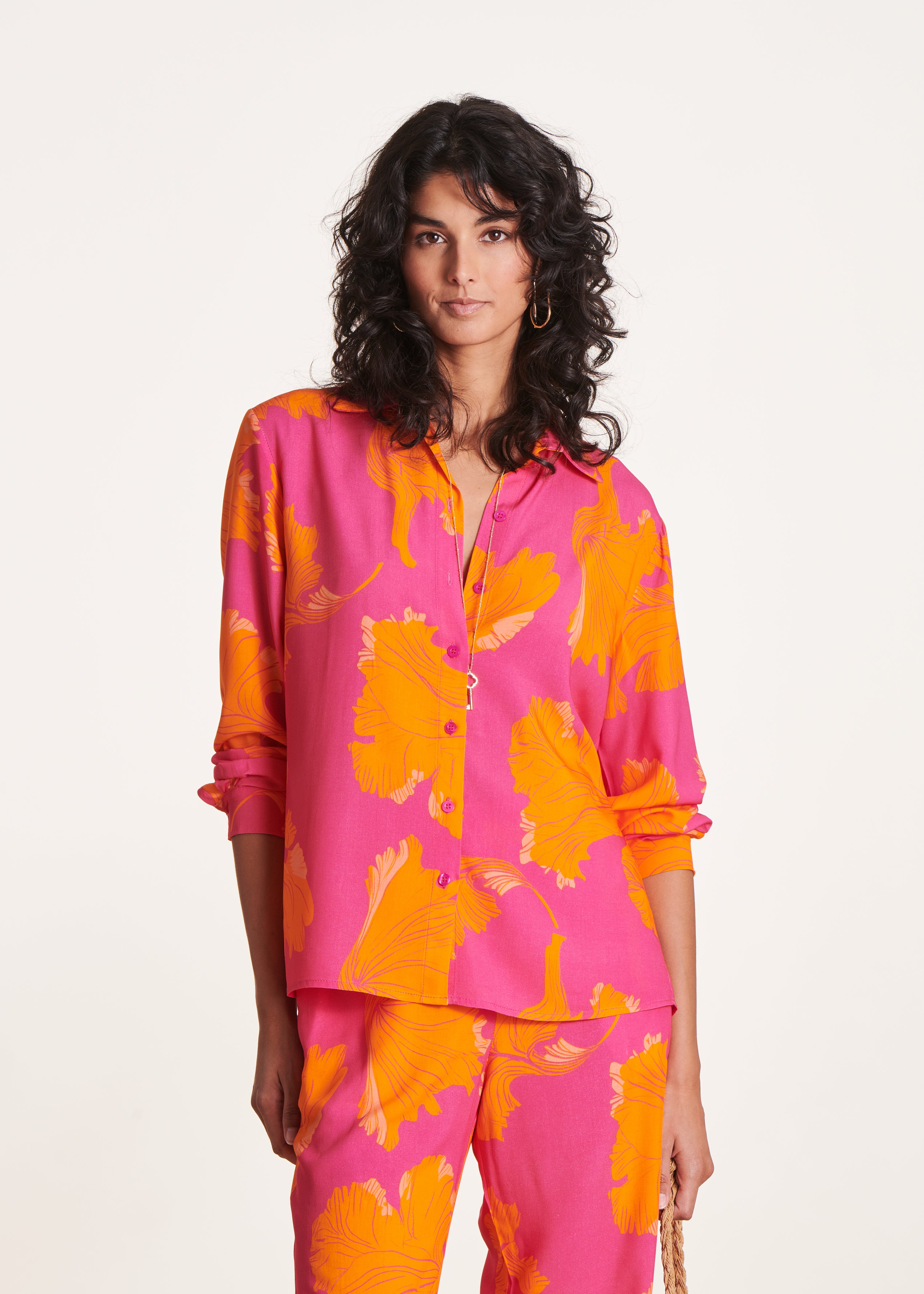 Camicia aderente con stampa floreale rosa e arancione