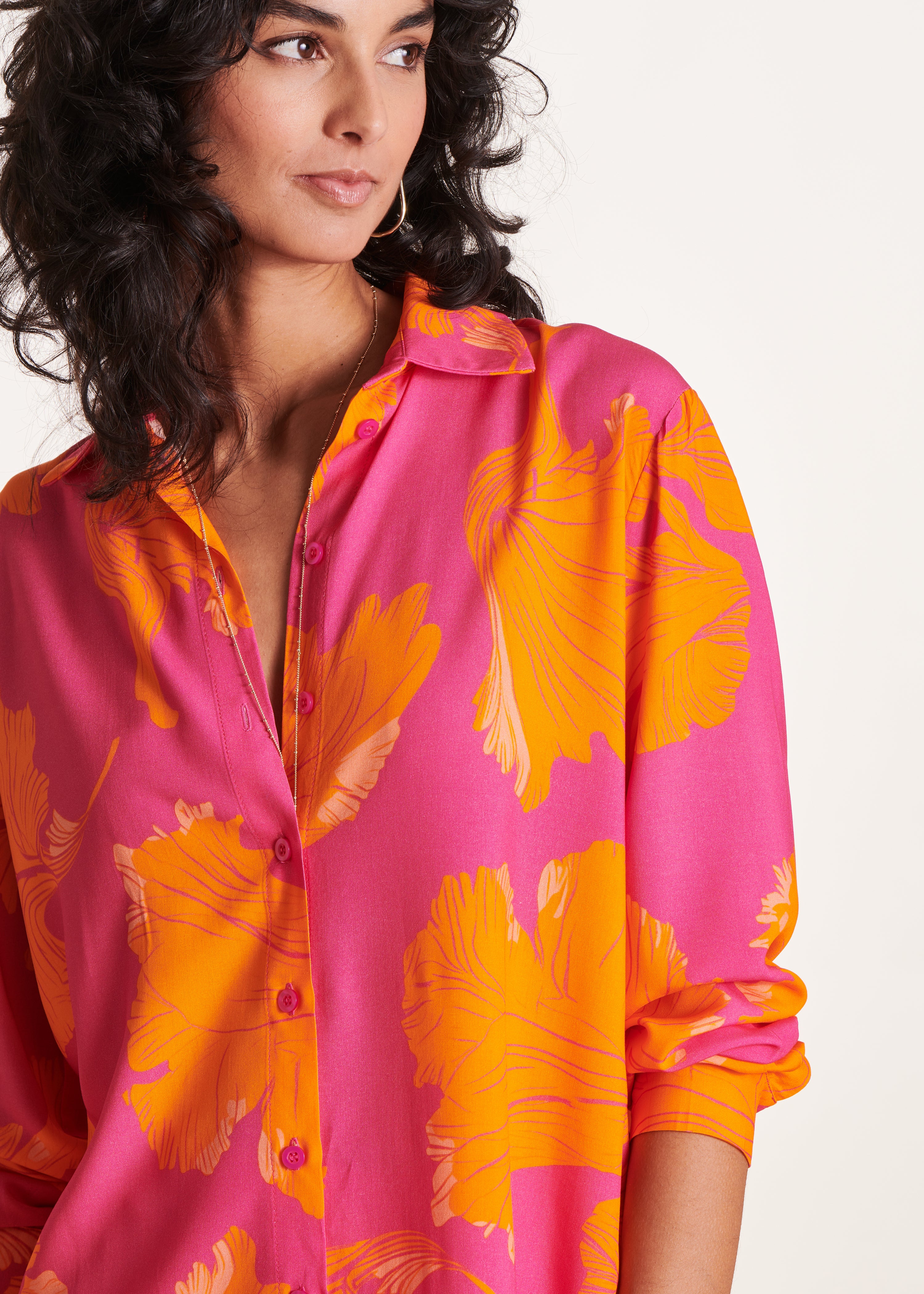 Camicia aderente con stampa floreale rosa e arancione
