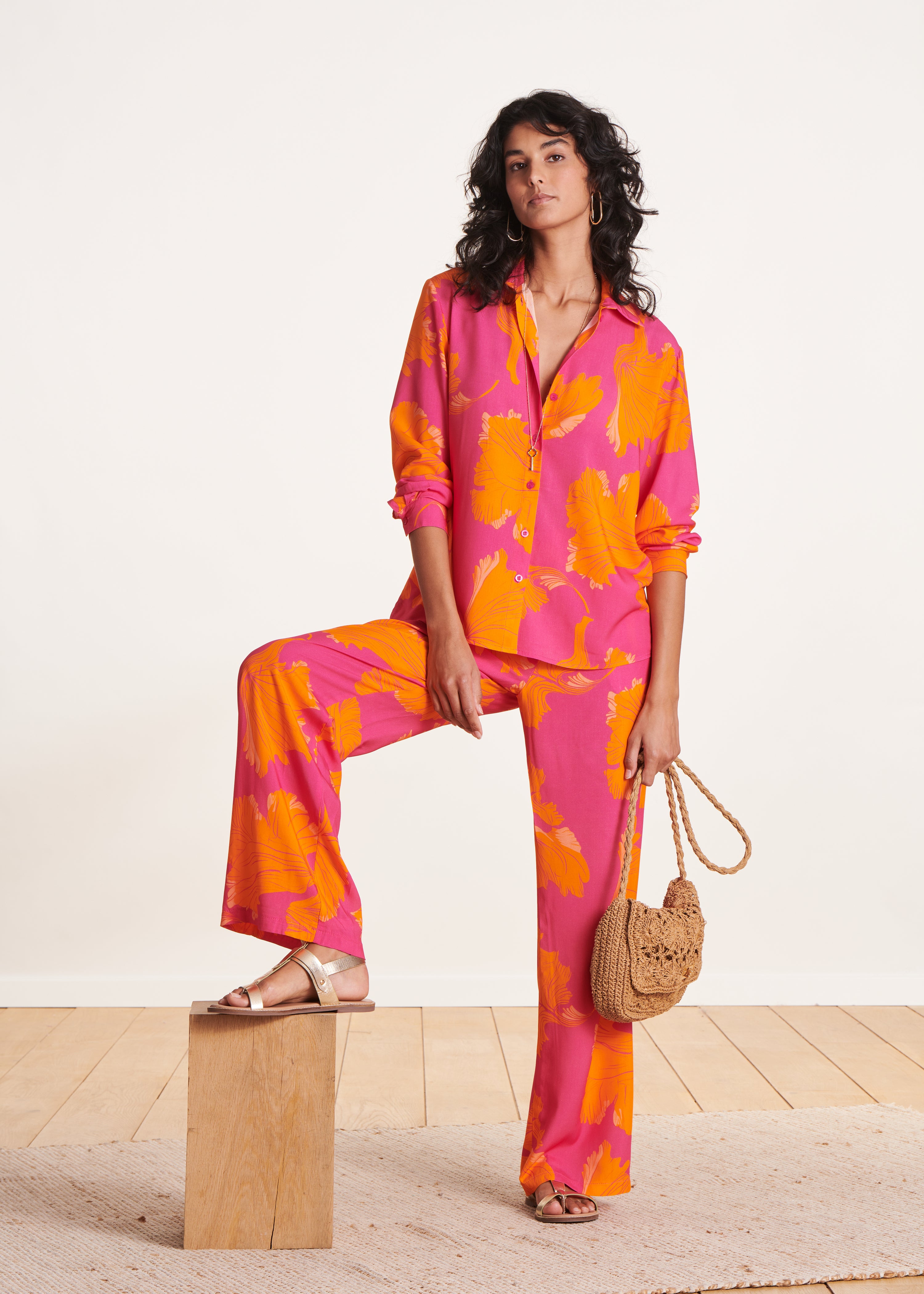 Camicia aderente con stampa floreale rosa e arancione