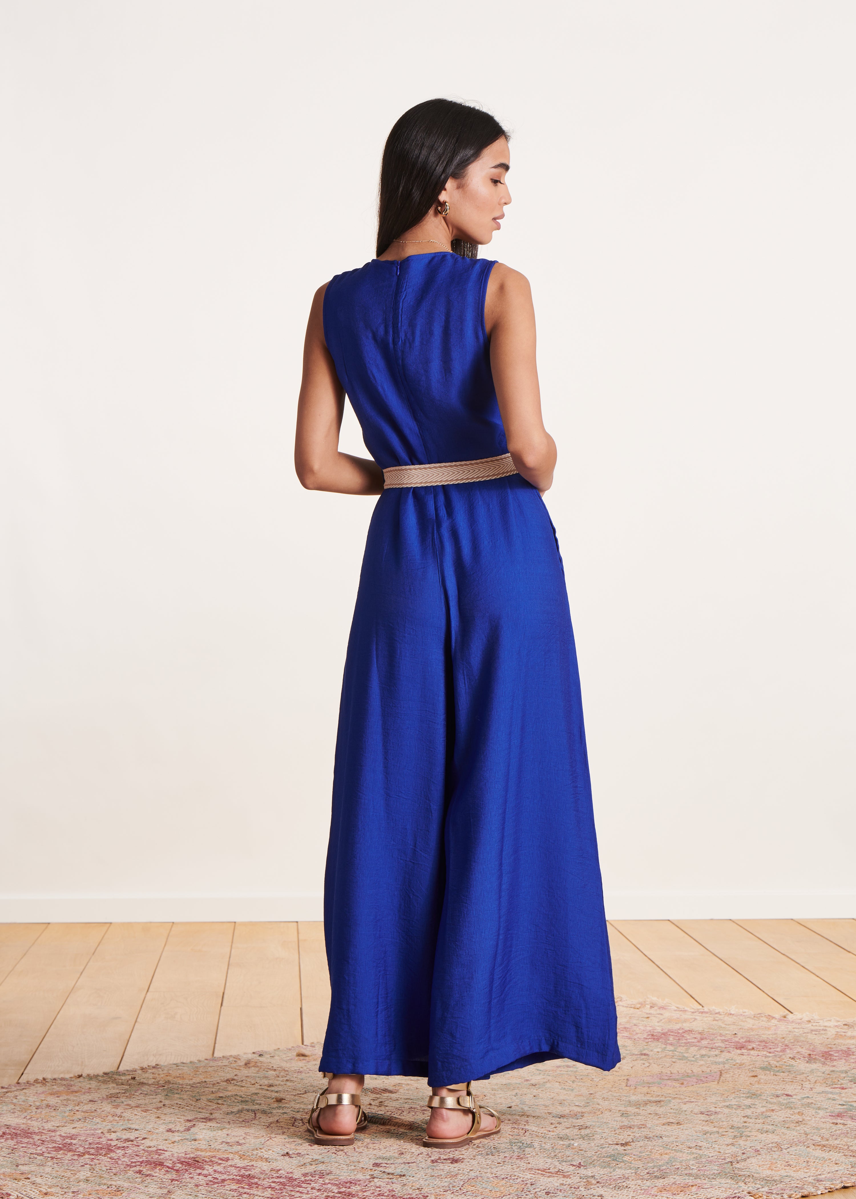 Mono azul real sin mangas fluido en jacquard