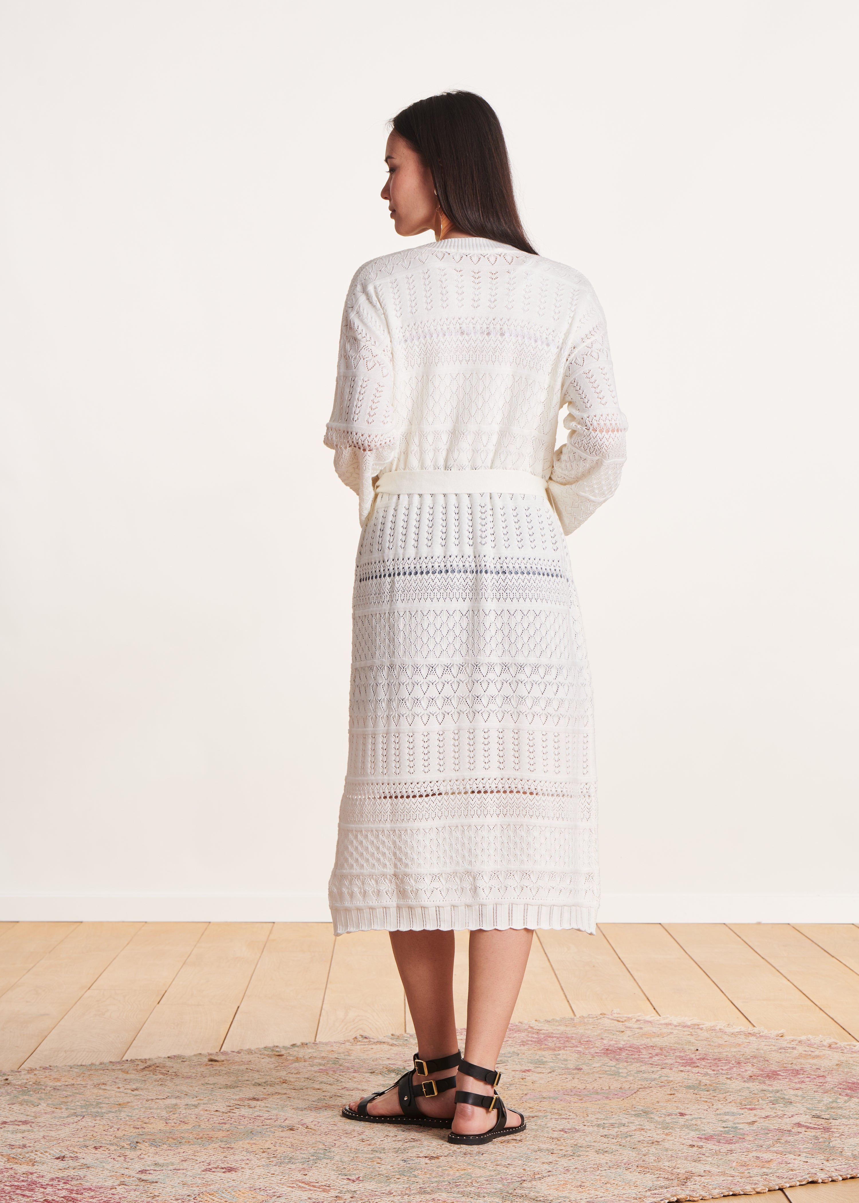 Lange ecrufarbene Strickjacke mit langen Ärmeln