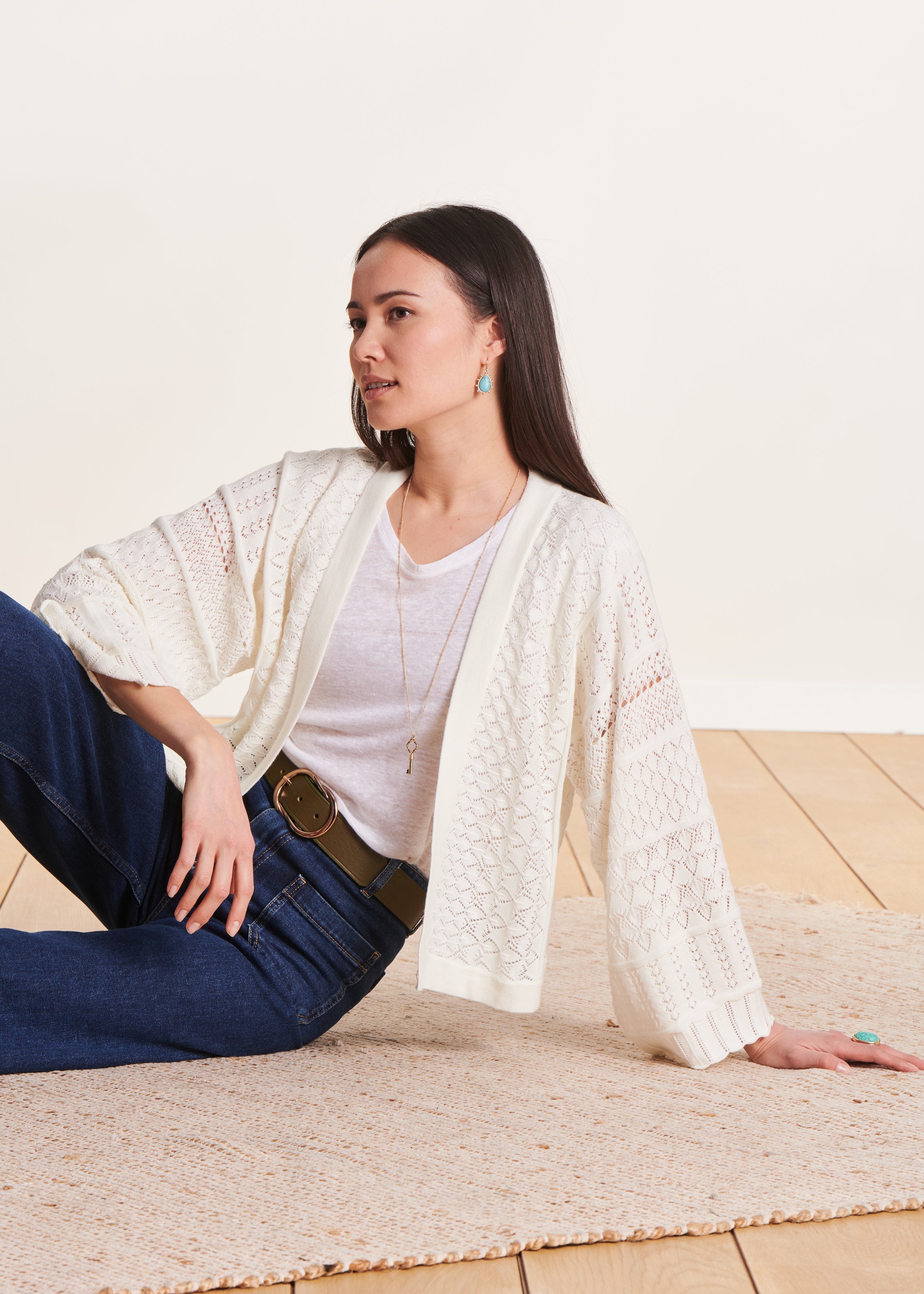 Offene ecrufarbene kurze Strickjacke mit langen Ärmeln
