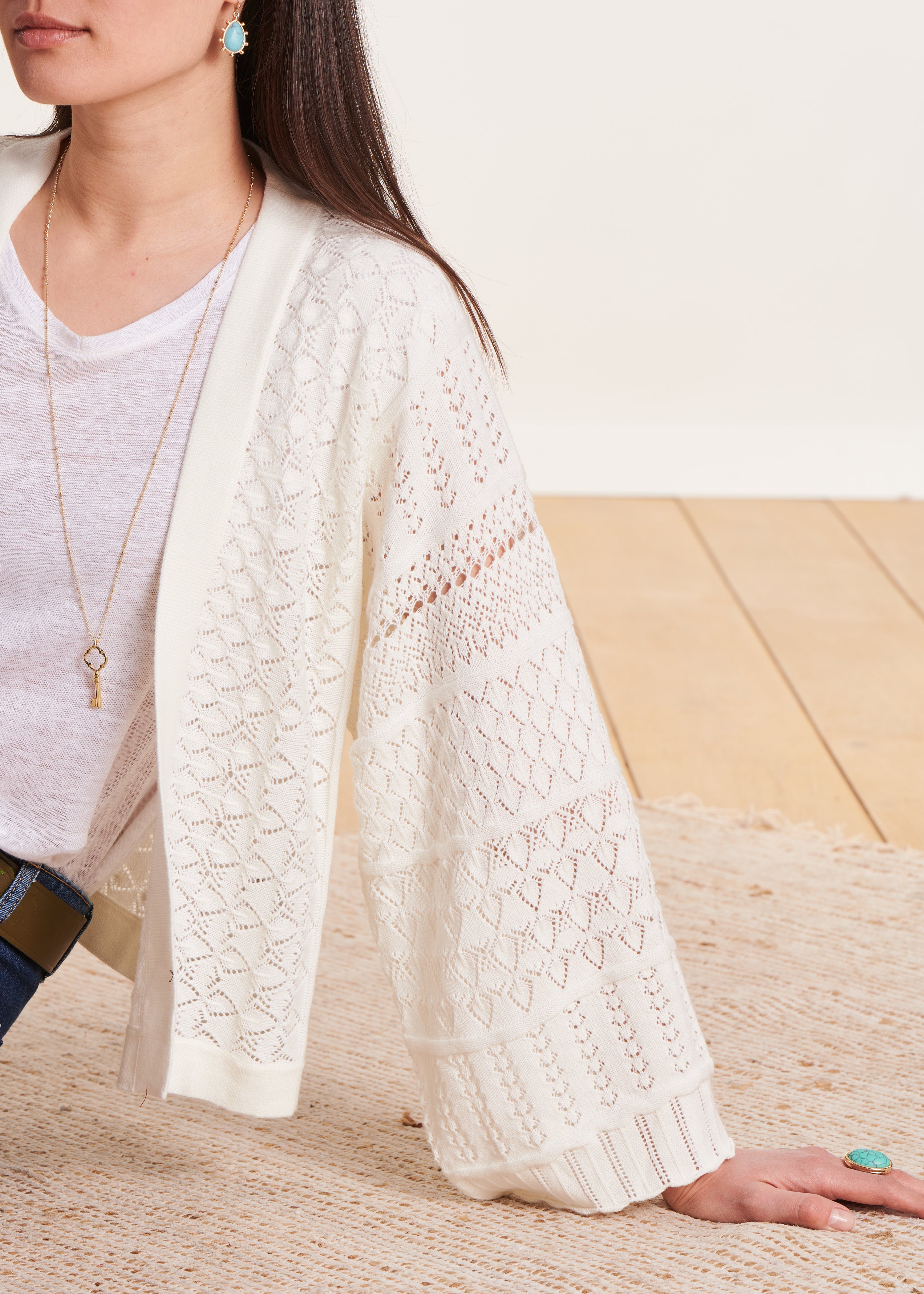Offene ecrufarbene kurze Strickjacke mit langen Ärmeln