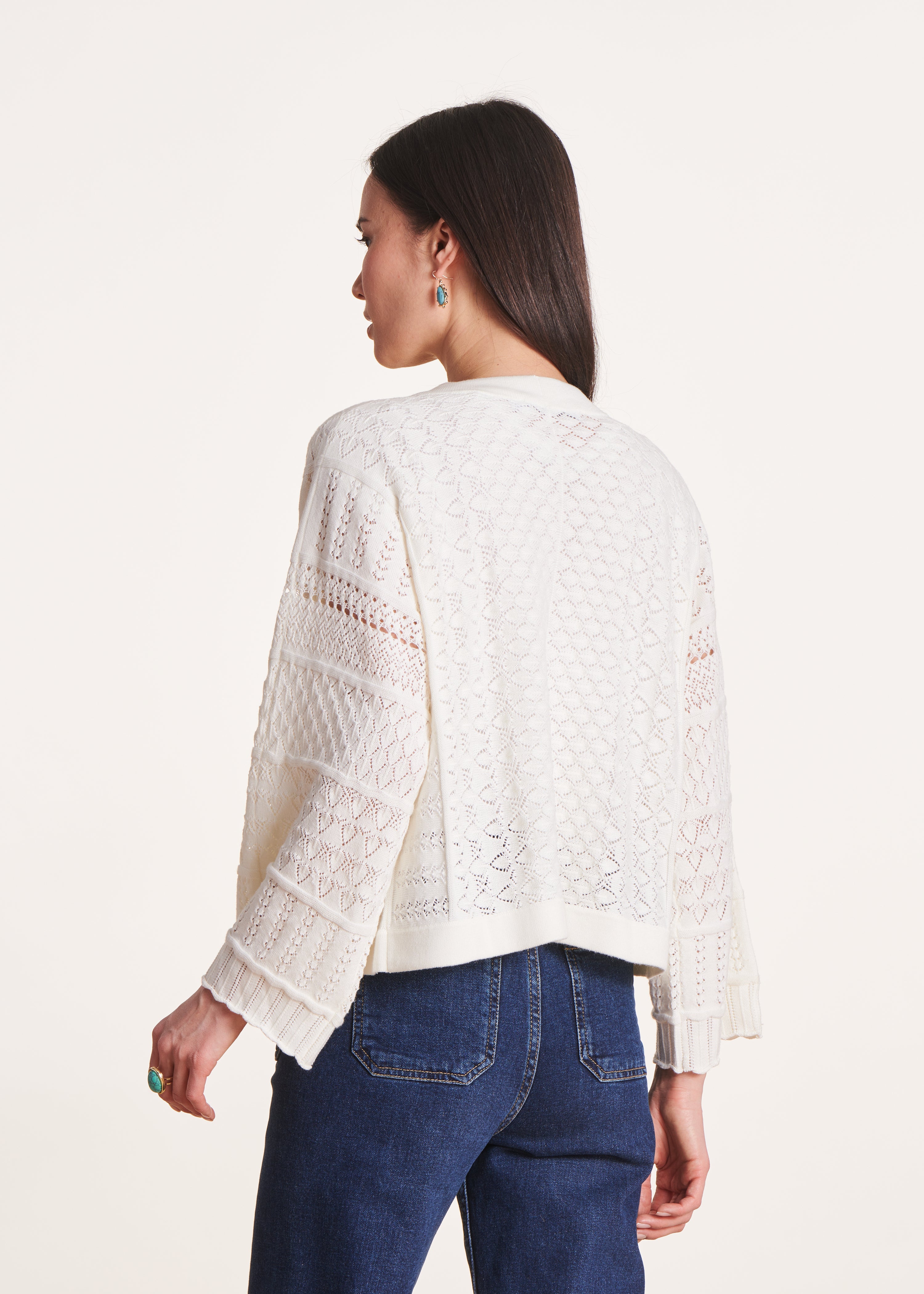 Offene ecrufarbene kurze Strickjacke mit langen Ärmeln