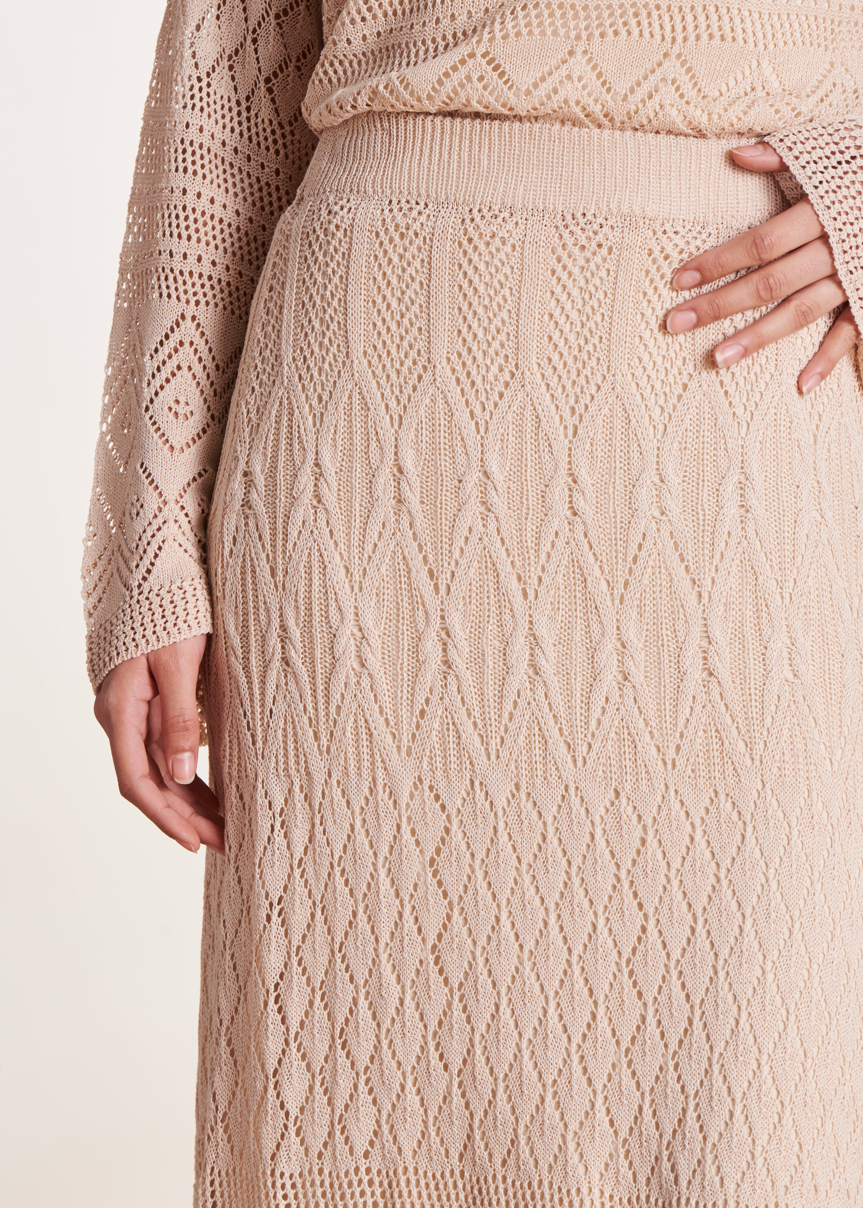 Jupe beige mi-longue en maille crochet