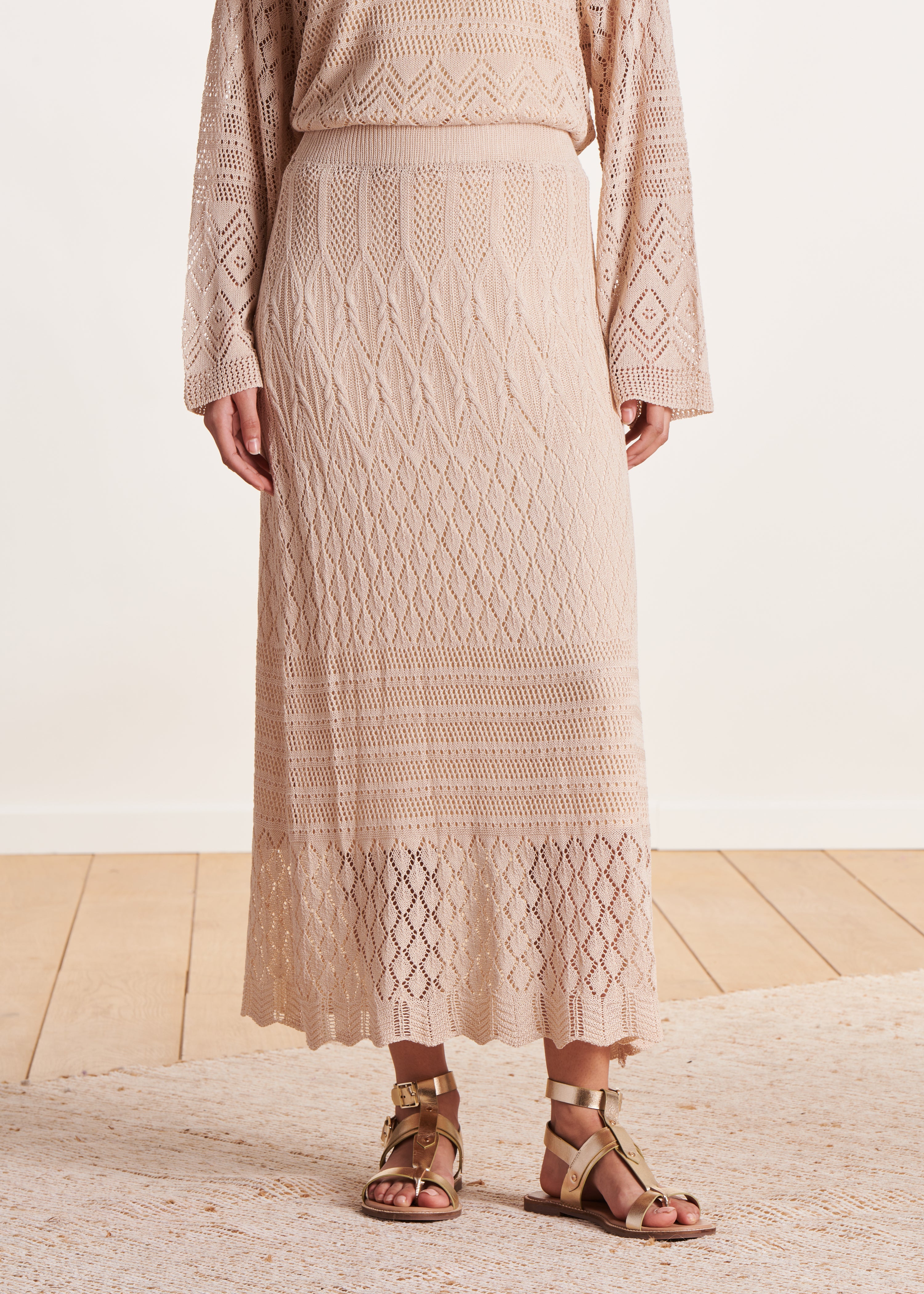 Jupe beige mi-longue en maille crochet