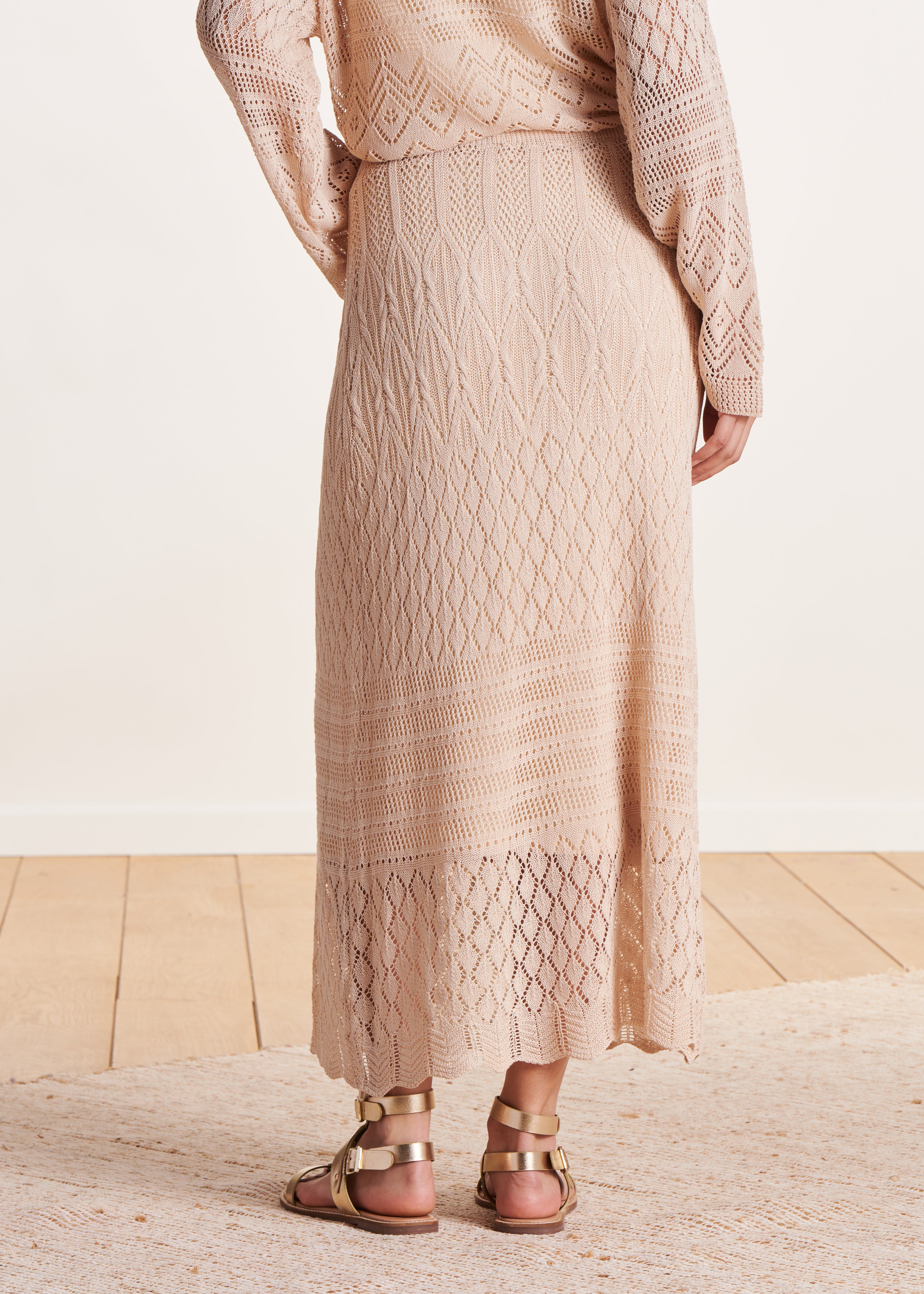 Jupe beige mi-longue en maille crochet