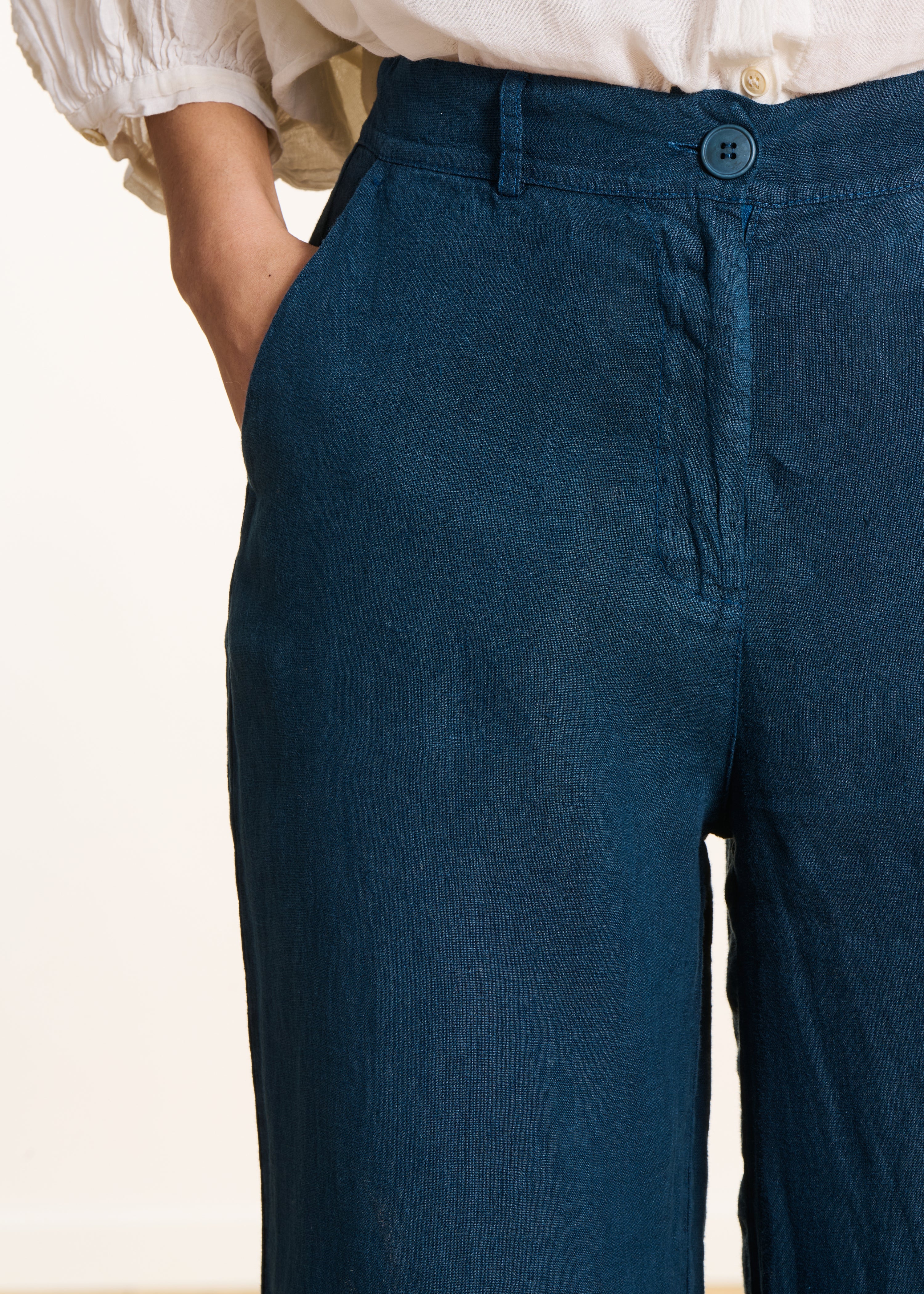 Rechte en wijde broek in petrolblauw linnen met hoge taille