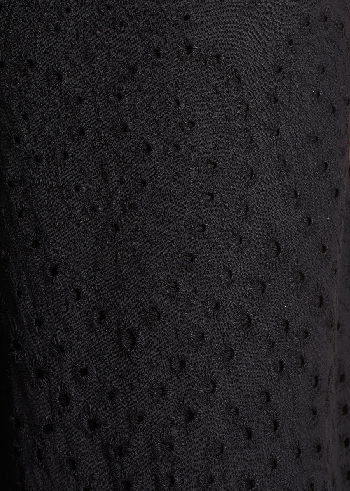 Pantalon noir en broderie anglaise