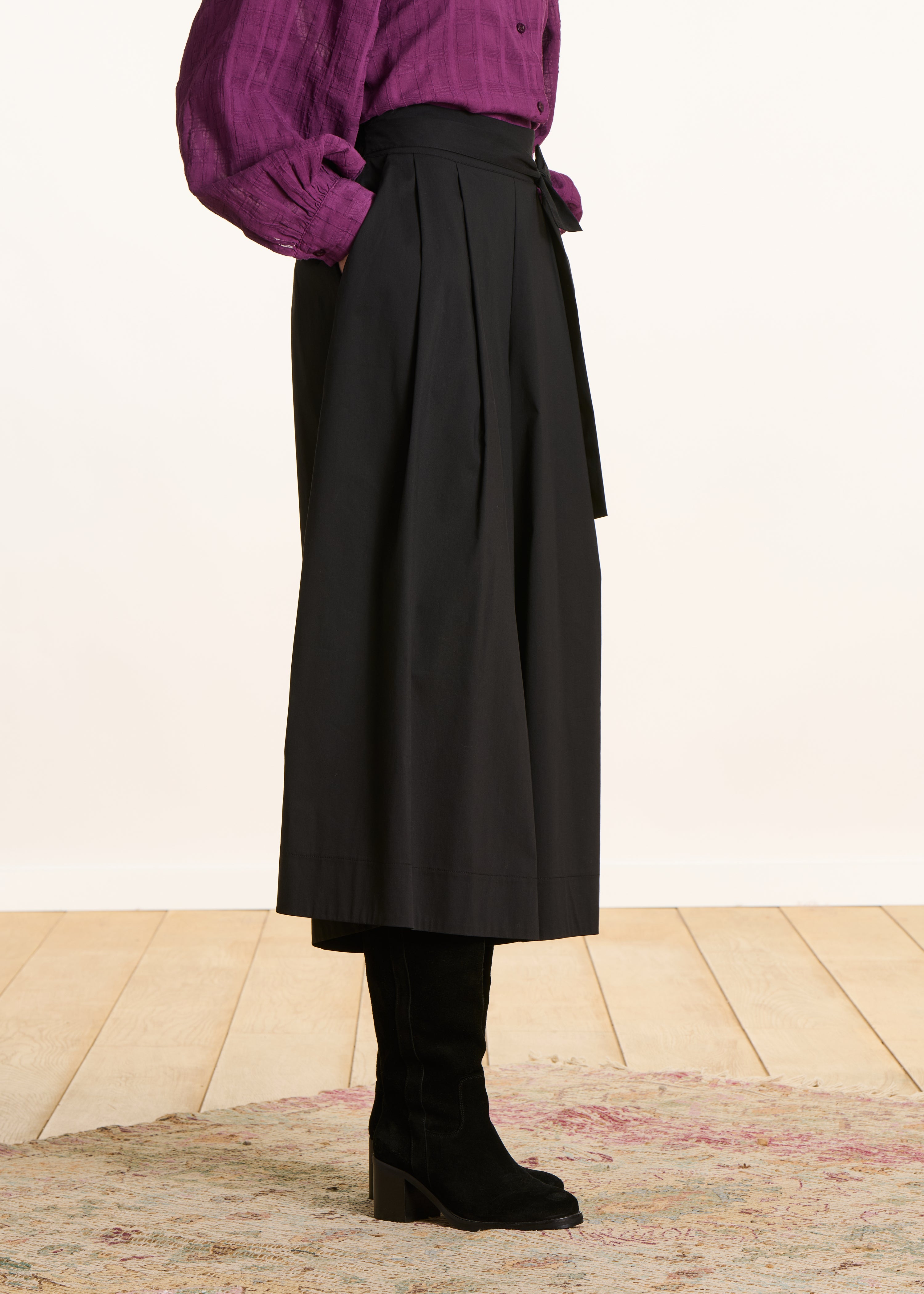Wijde 7/8 zwarte broek met ceintuur om te knopen