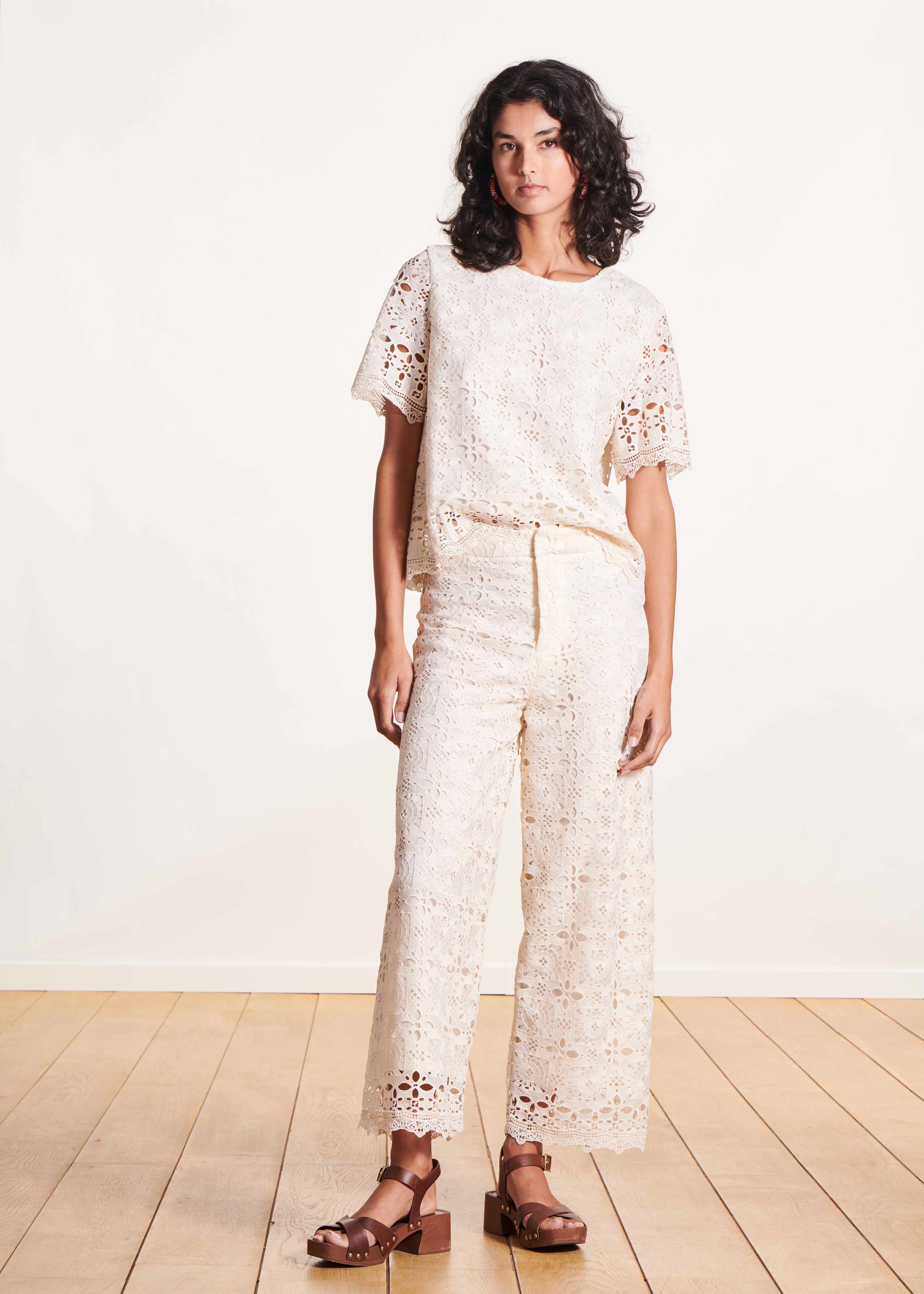 Pantalon large écru à taille haute en dentelle