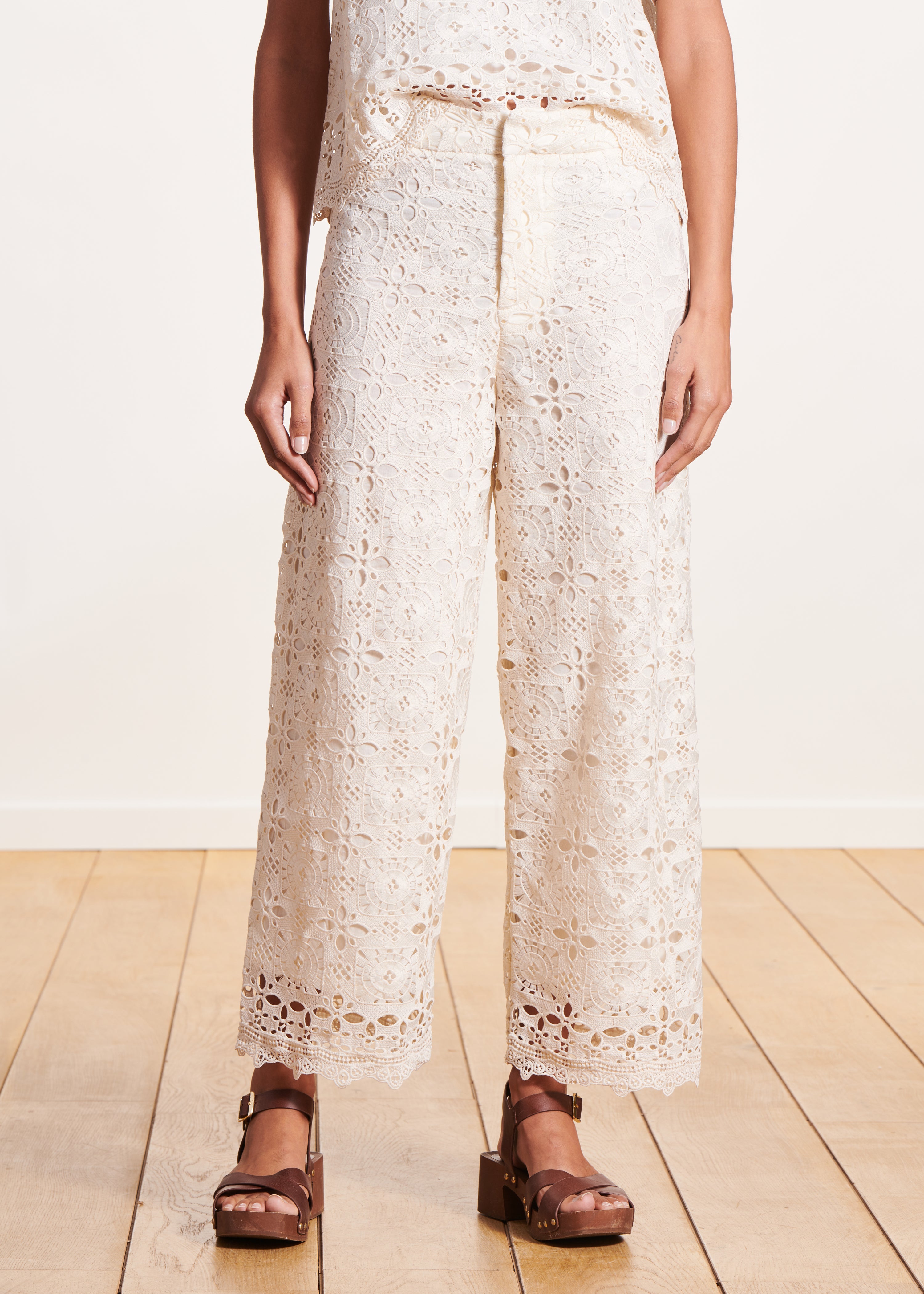 Pantalon large écru à taille haute en dentelle