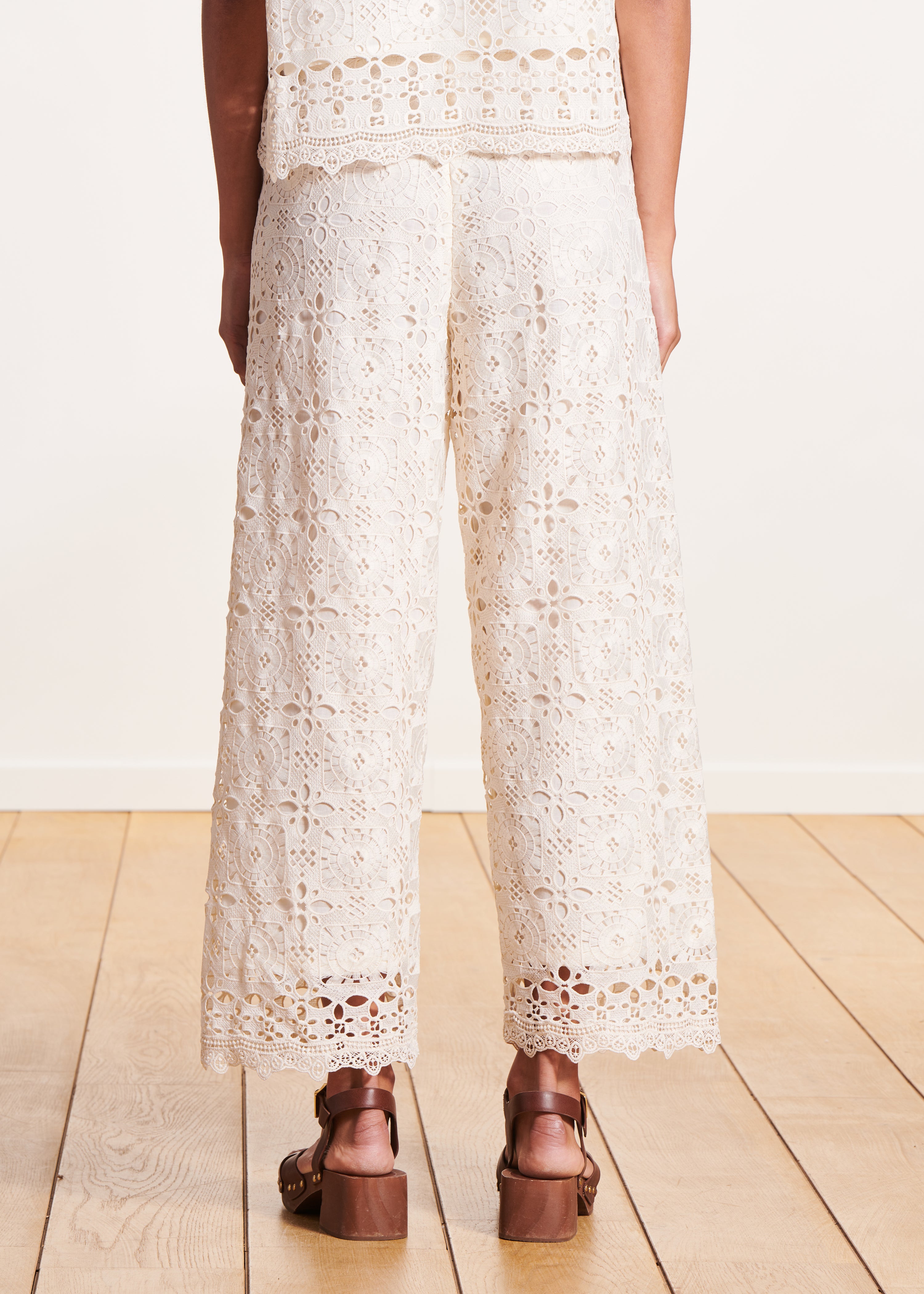 Pantalon large écru à taille haute en dentelle