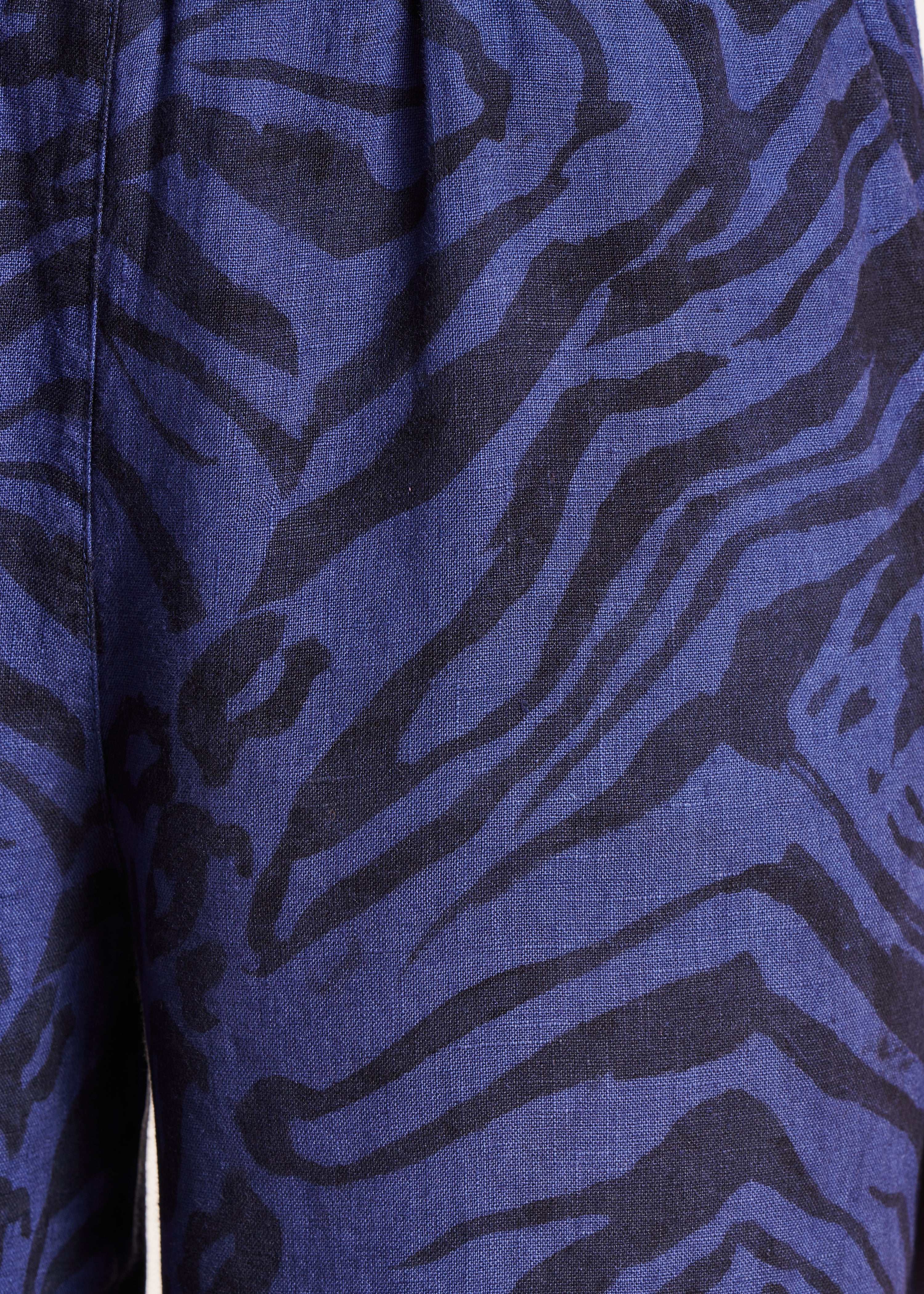 Calças largas azuis em linho com estampado animalier
