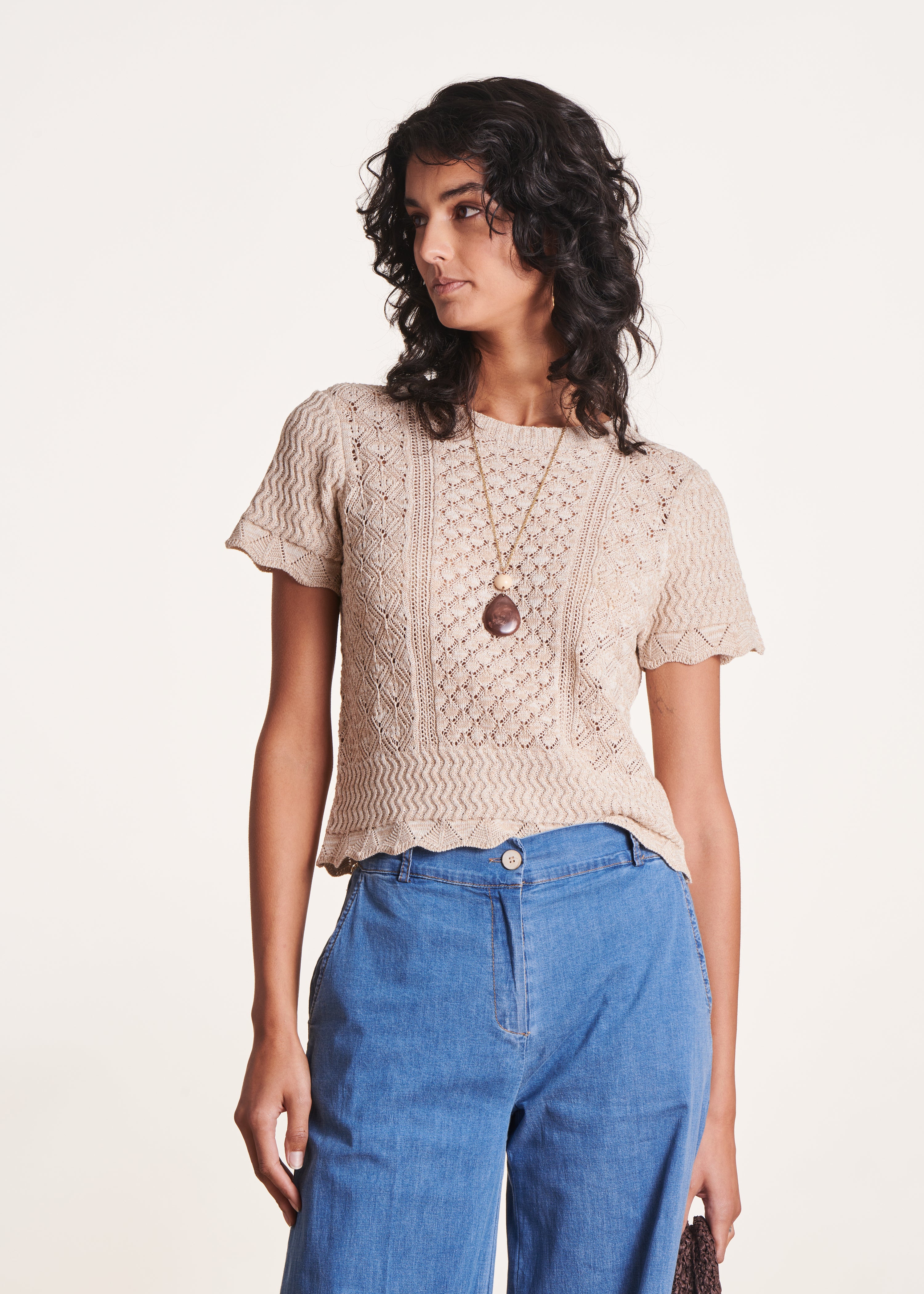 Pull beige à manches courtes et col rond