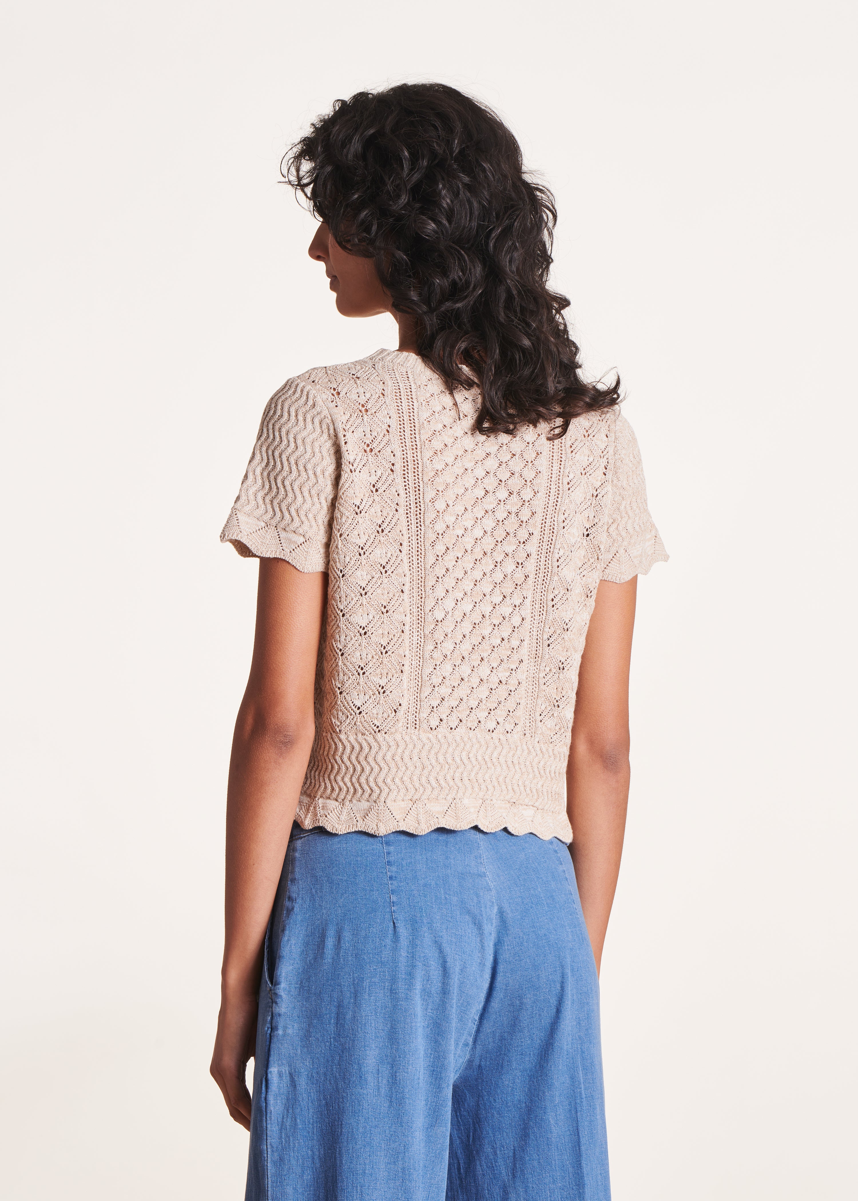 Pull beige à manches courtes et col rond