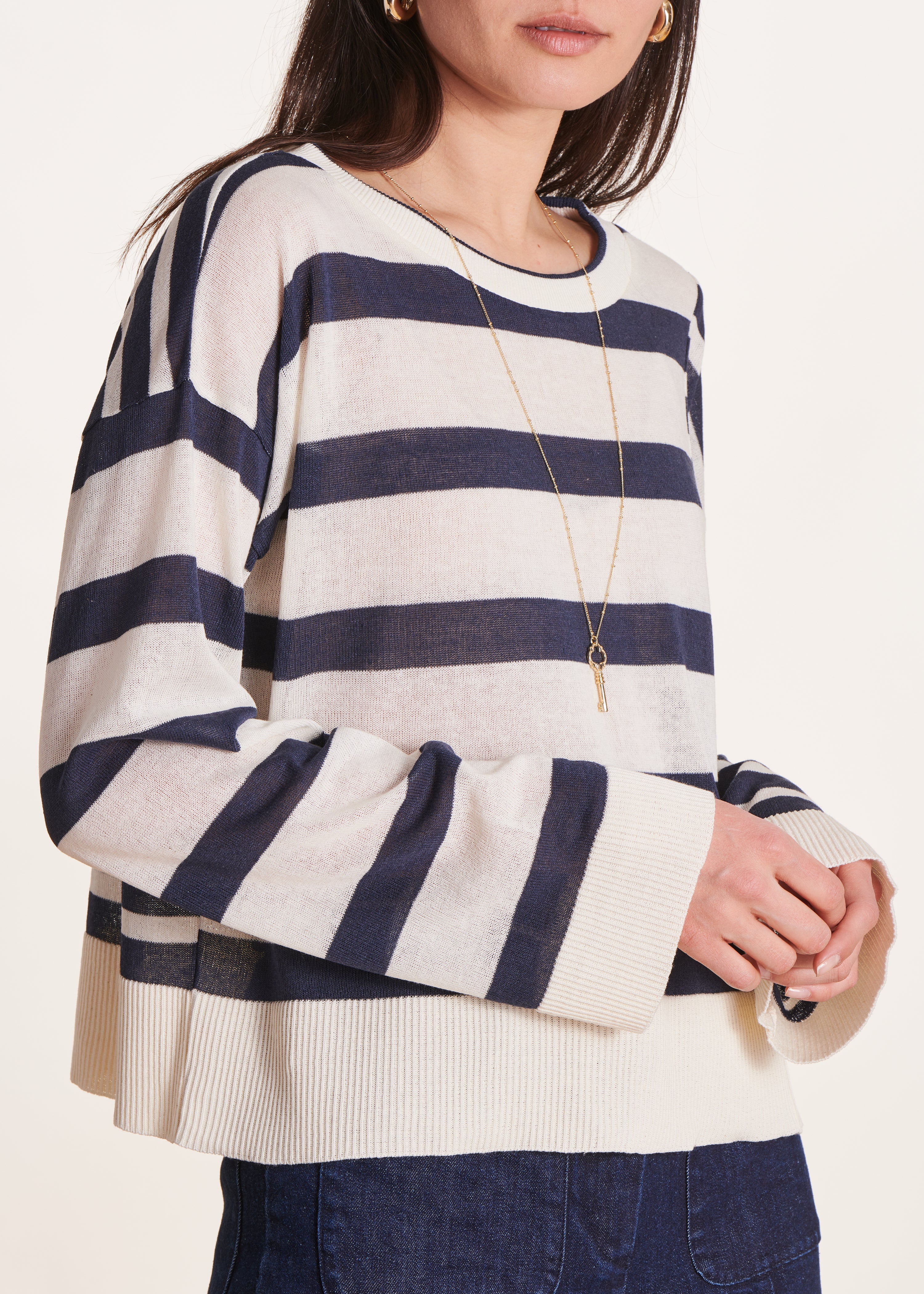 Pull bleu marine rayé ample en maille fine