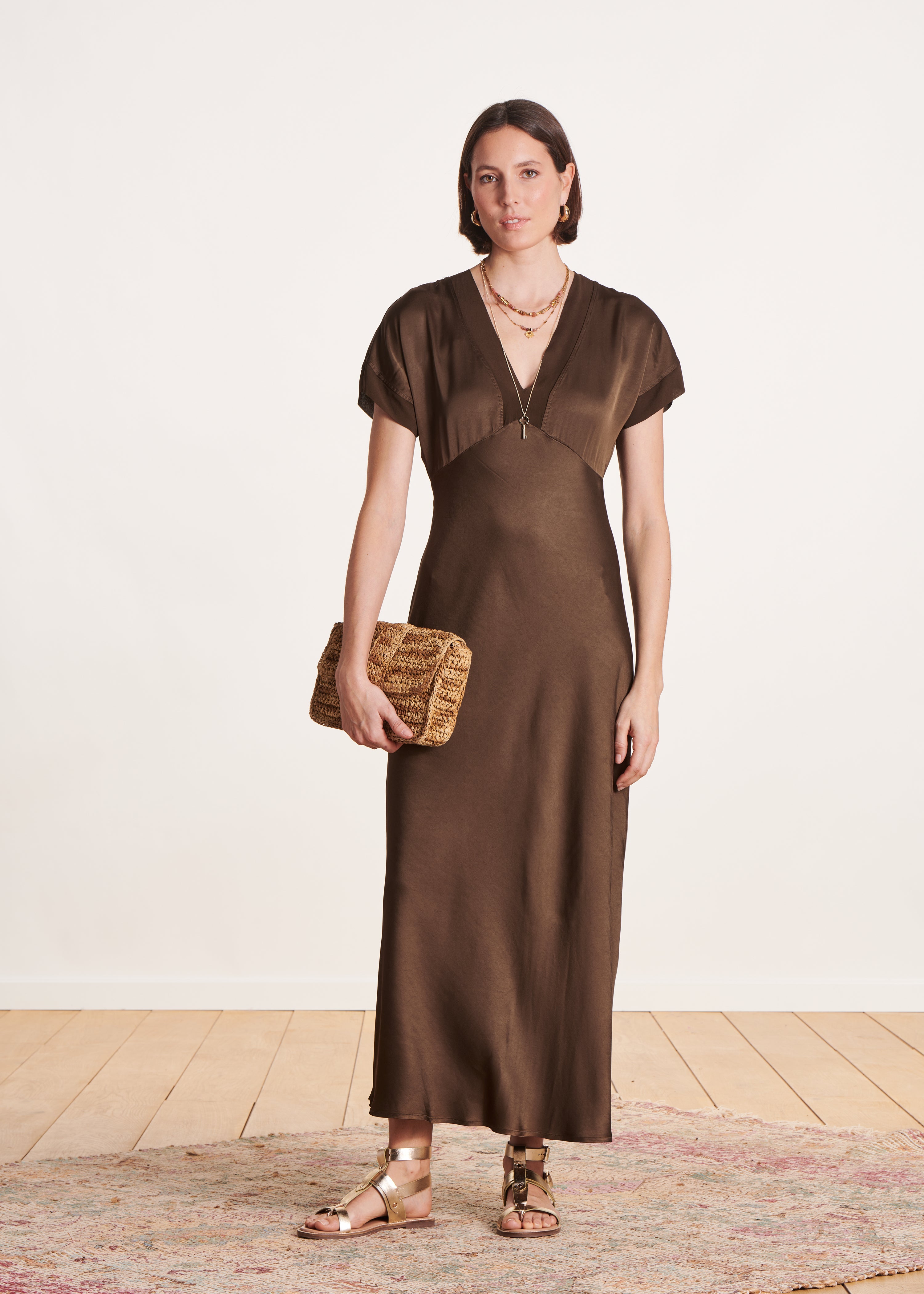 Robe longue cintrée marron en satin