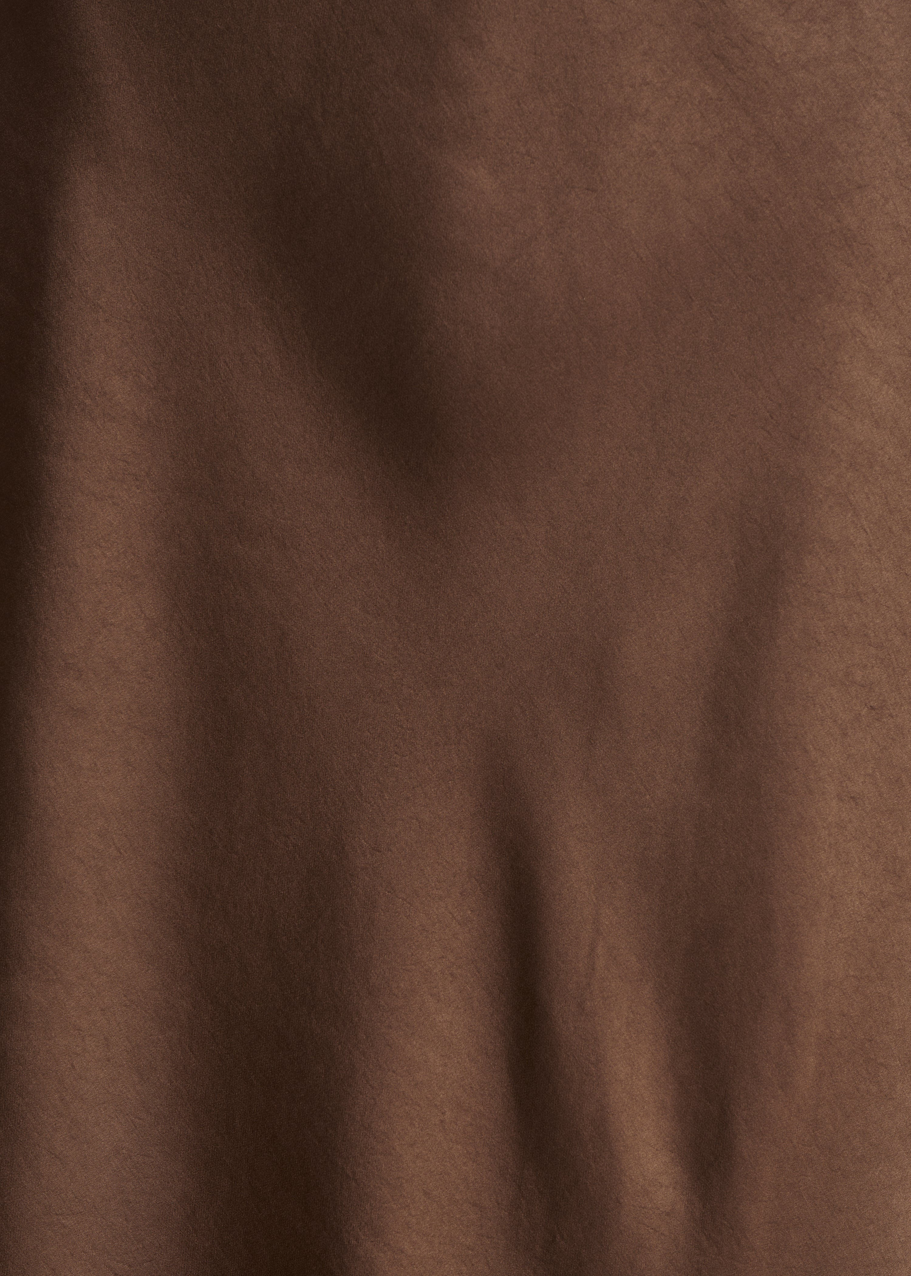 Robe longue cintrée marron en satin