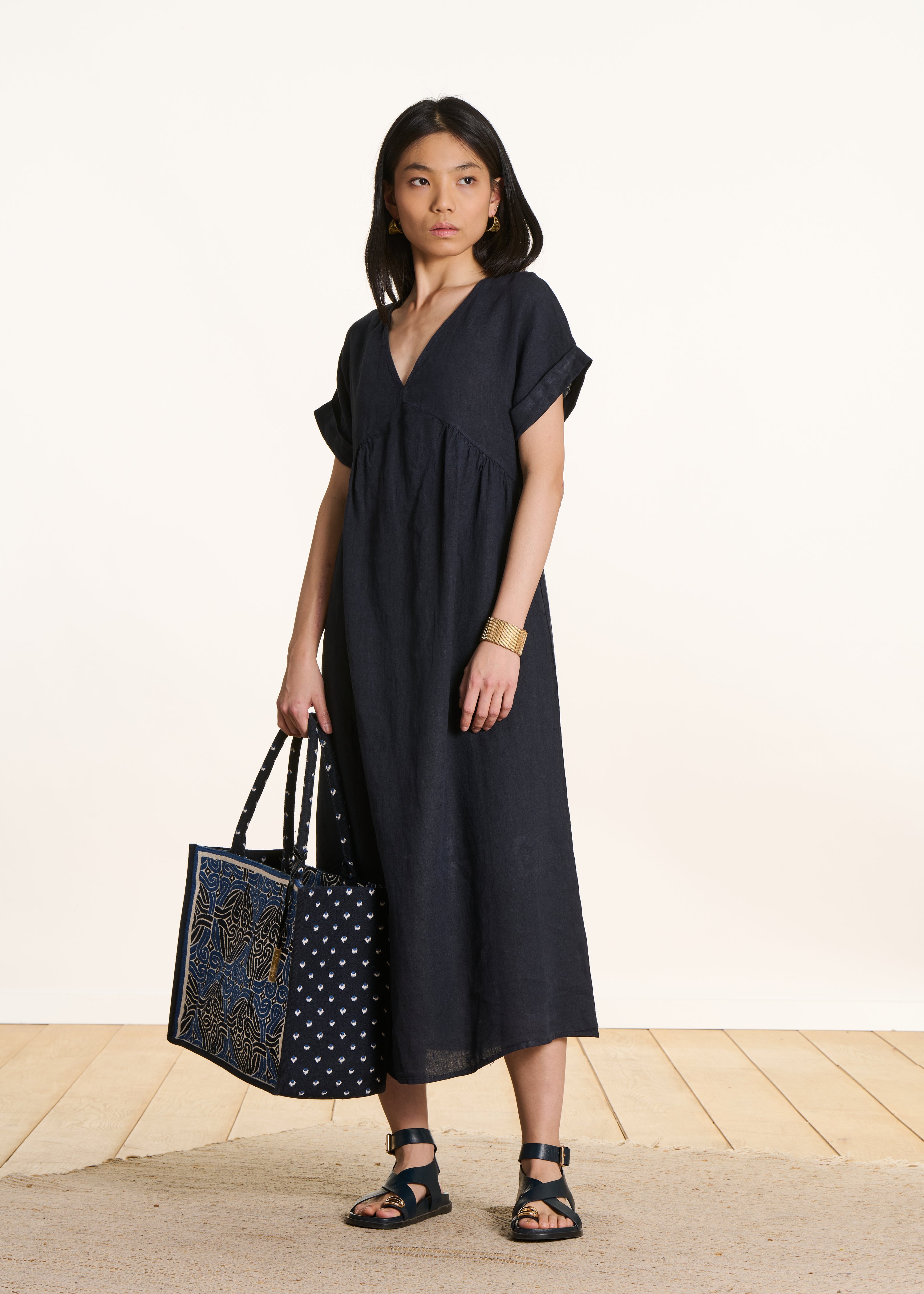 Loose long dress in dark blue linen with short sleeves