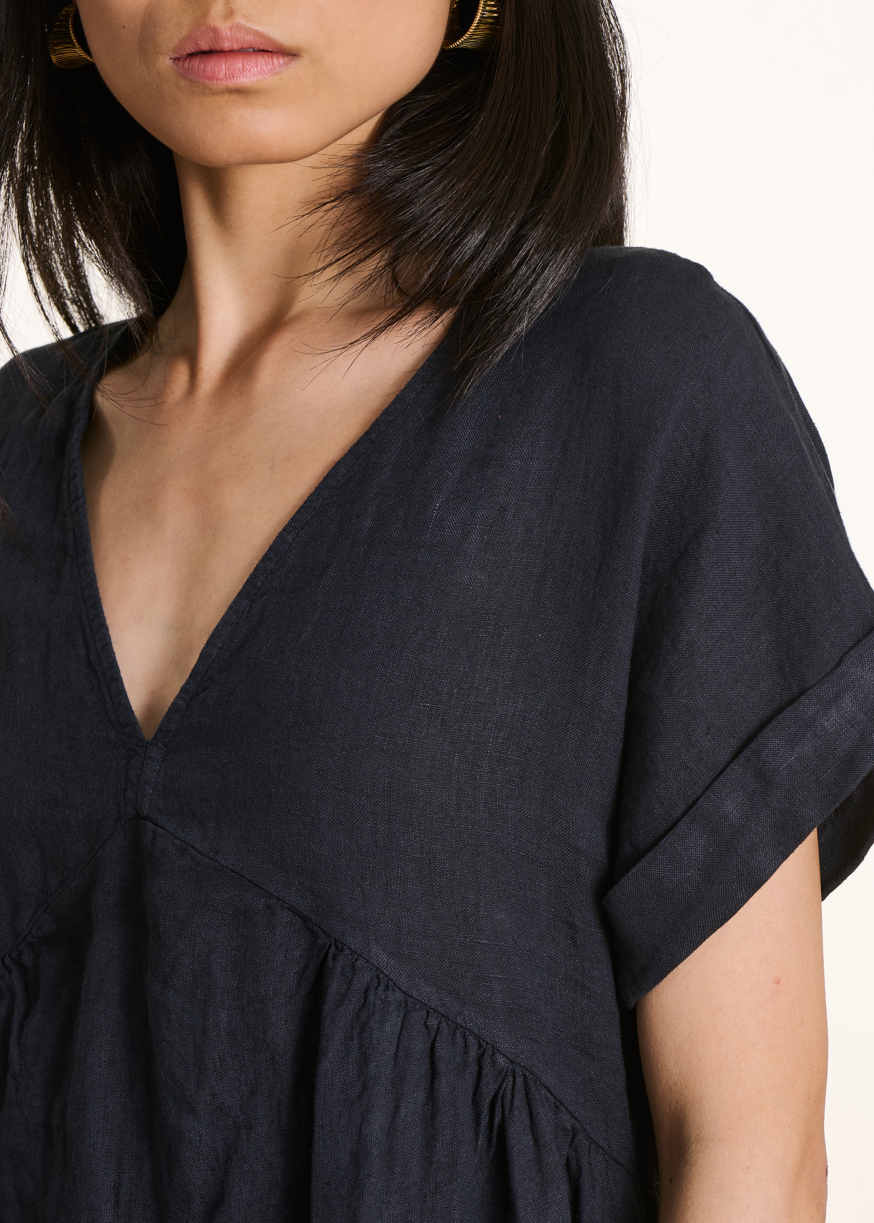 Loose long dress in dark blue linen with short sleeves