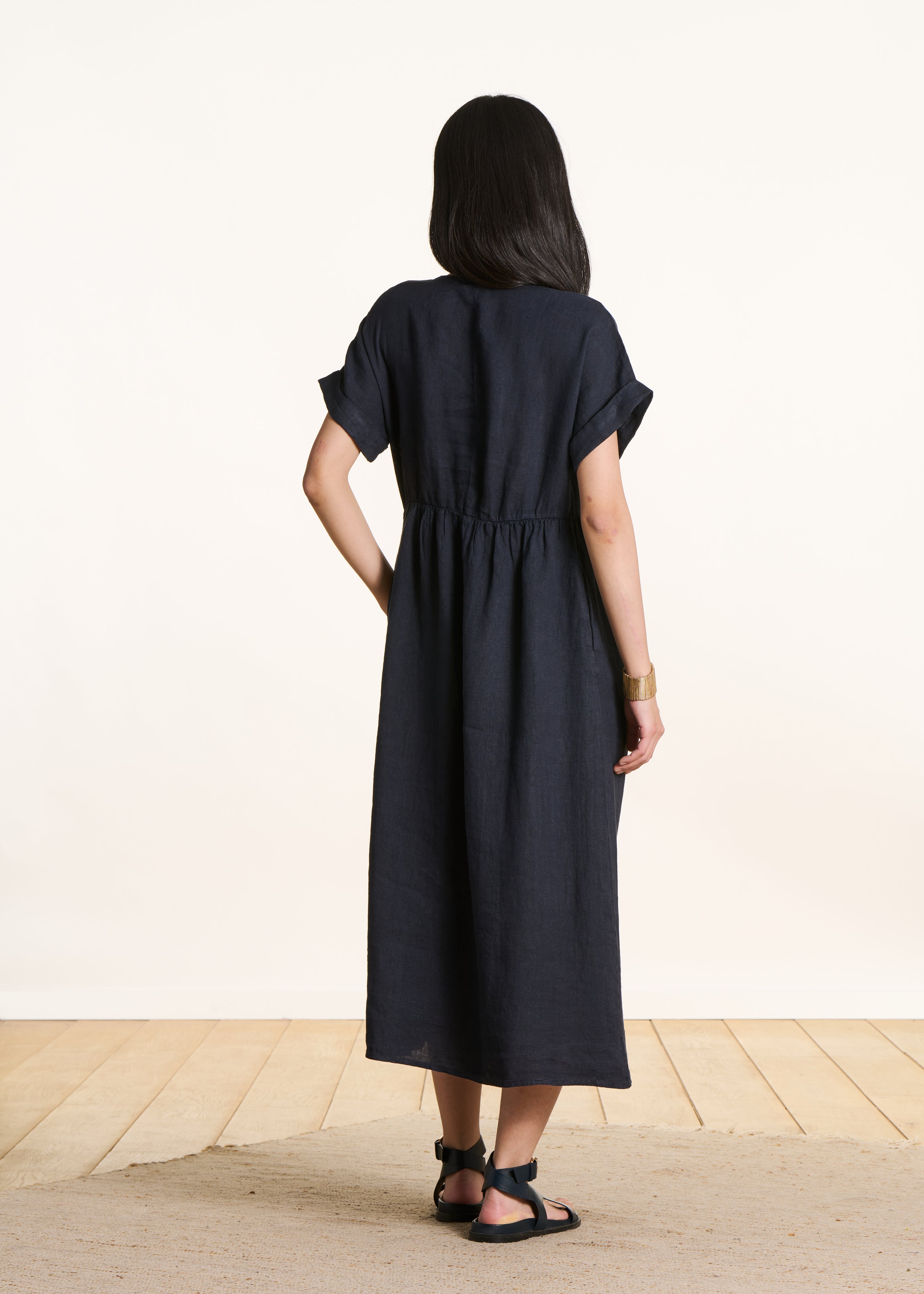 Loose long dress in dark blue linen with short sleeves